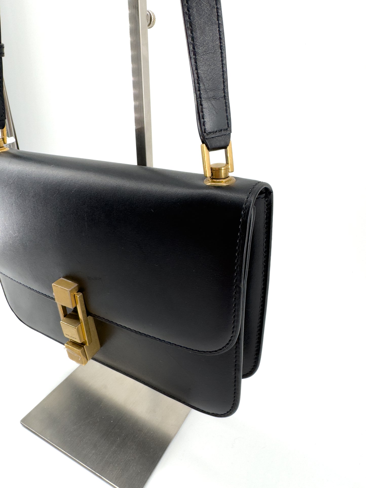 Sac Bandoulière Saint Laurent « Le Carré Satchel » en Cuir Noir — Élégance Architecturale et Intemporalité Parisienne