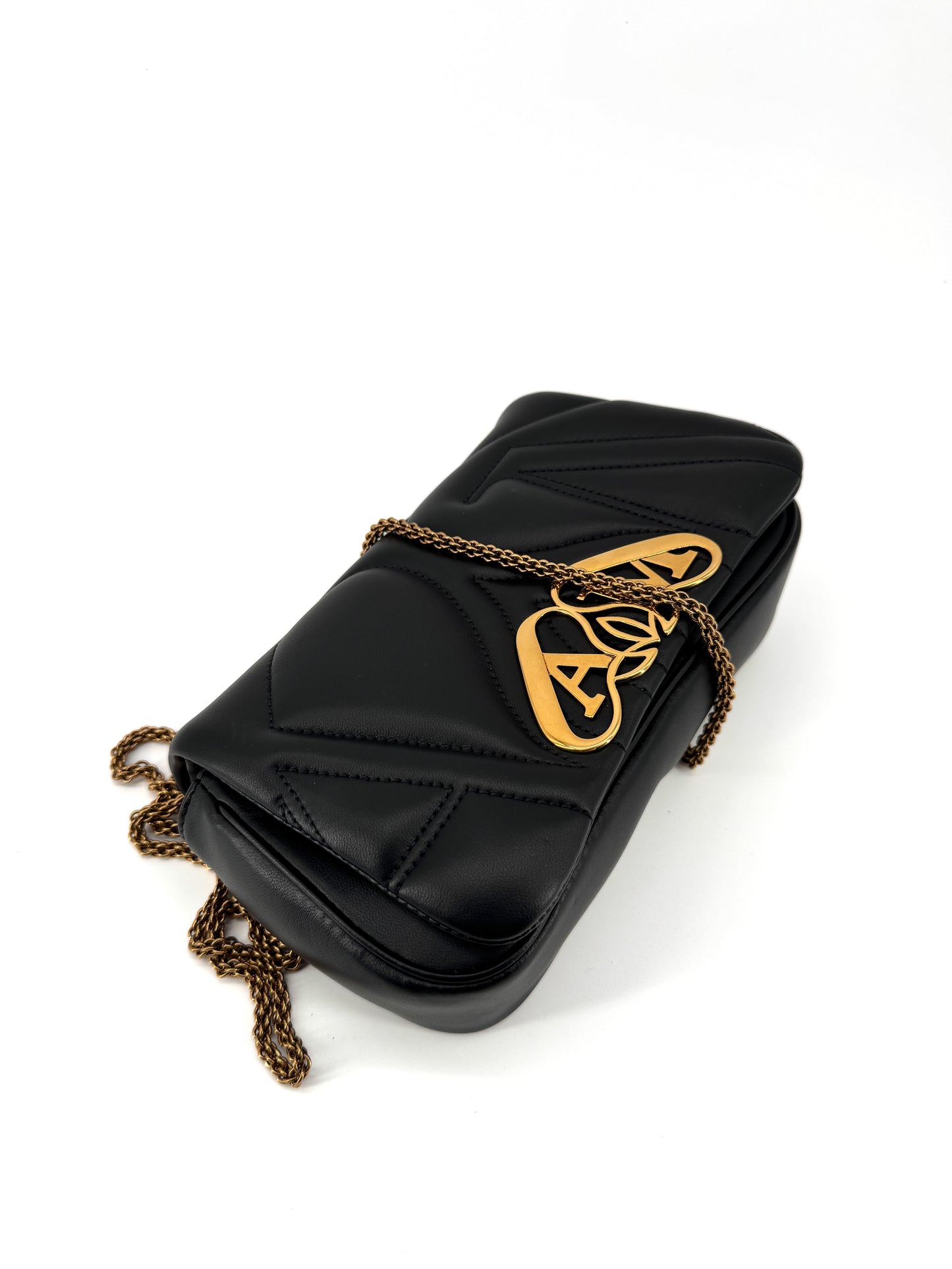Sac Alexander McQueen “The Seal” en cuir d’agneau matelassé noir avec logo doré – Icône contemporaine de la maroquinerie de luxe