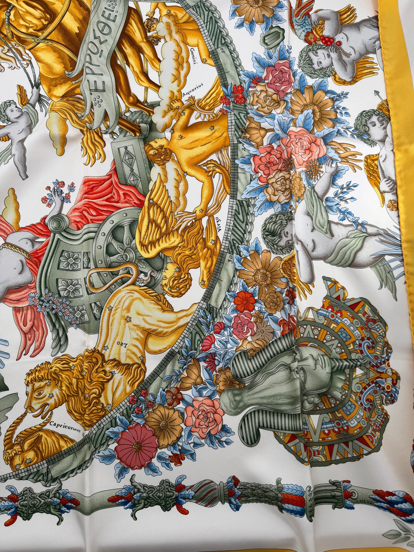 Carré Hermès en soie « Le Matin Neuf » – Éclat mythologique et raffinement intemporel