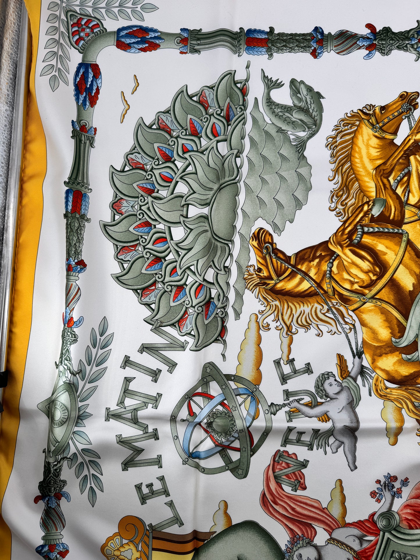 Carré Hermès en soie « Le Matin Neuf » – Éclat mythologique et raffinement intemporel