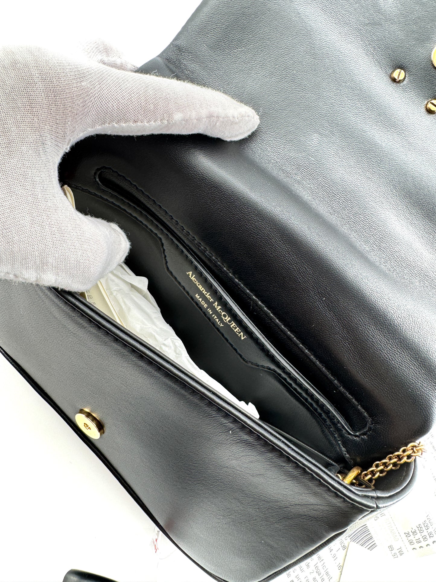 Sac Alexander McQueen “The Seal” en cuir d’agneau matelassé noir avec logo doré – Icône contemporaine de la maroquinerie de luxe