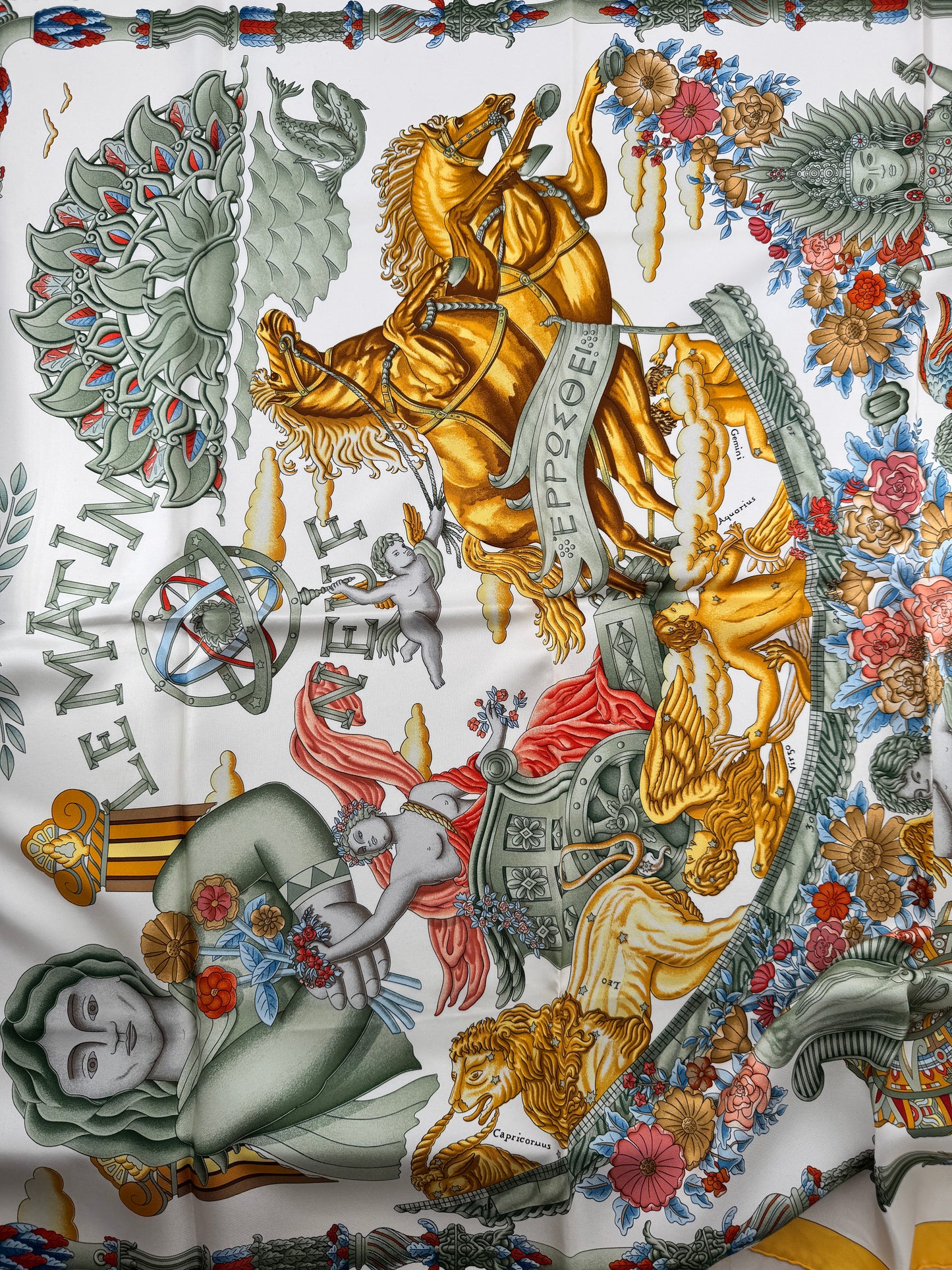 Carré Hermès en soie « Le Matin Neuf » – Éclat mythologique et raffinement intemporel