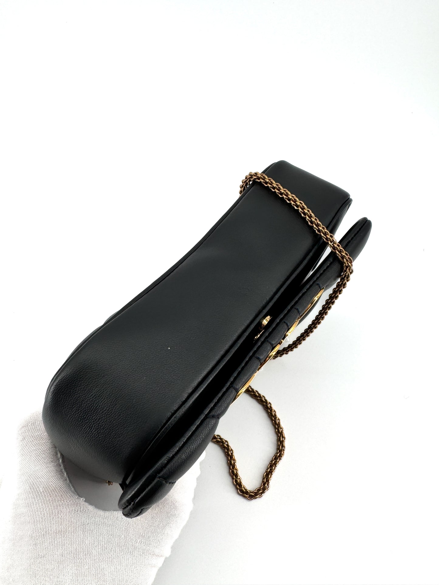 Sac Alexander McQueen “The Seal” en cuir d’agneau matelassé noir avec logo doré – Icône contemporaine de la maroquinerie de luxe