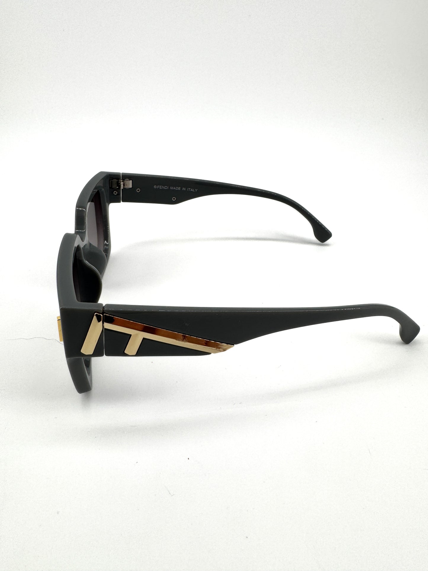 Lunettes de soleil Fendi FE40097 – Élégance architecturale et audace contemporaine