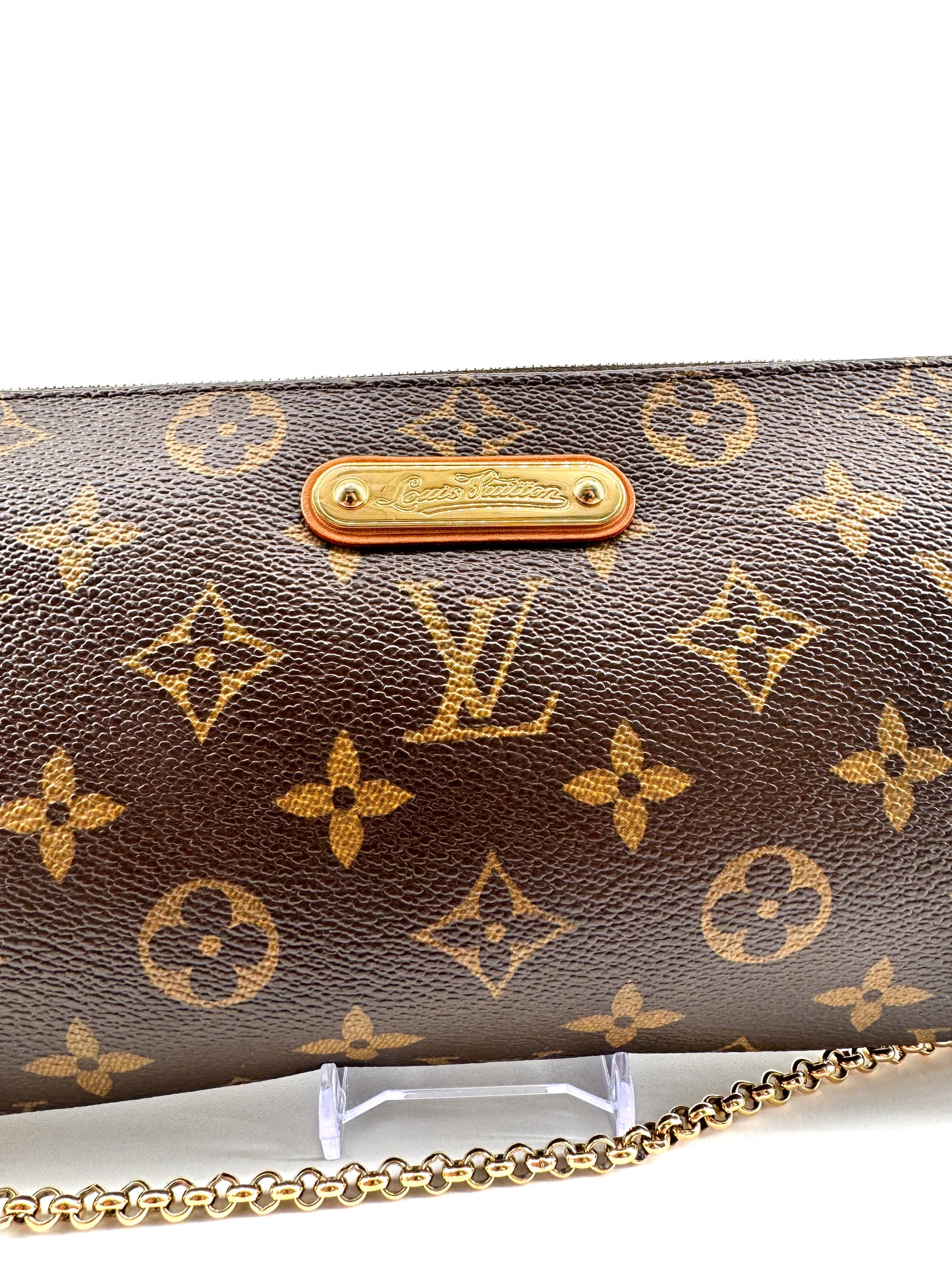 LOUIS VUITTON EVA MONOGRAM – Pochette en toile enduite avec chaîne dorée et bandoulière cuir