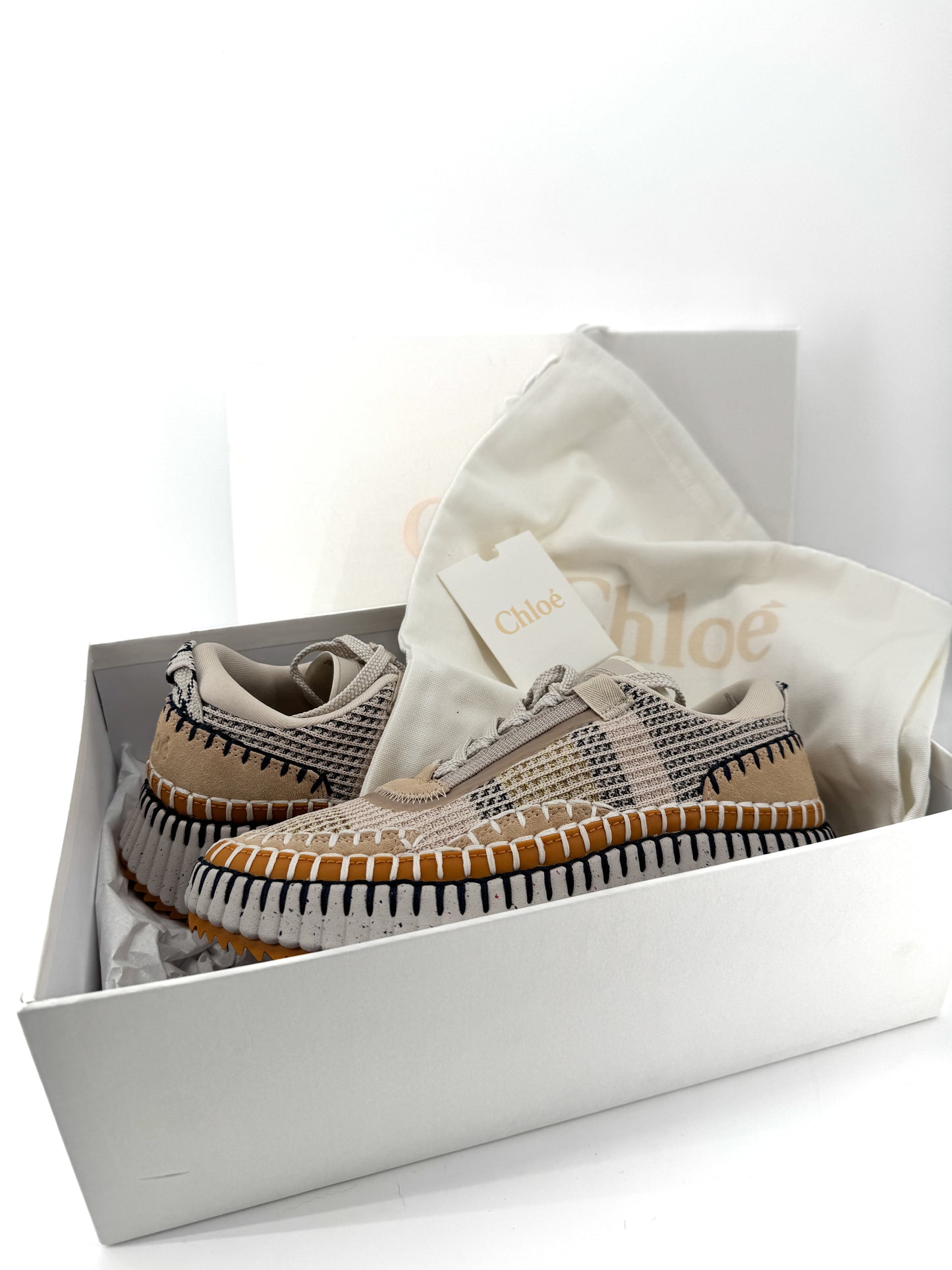 Chloé Nama Sneaker Biscotti Beige – L’alliance du raffinement durable et du design contemporain
