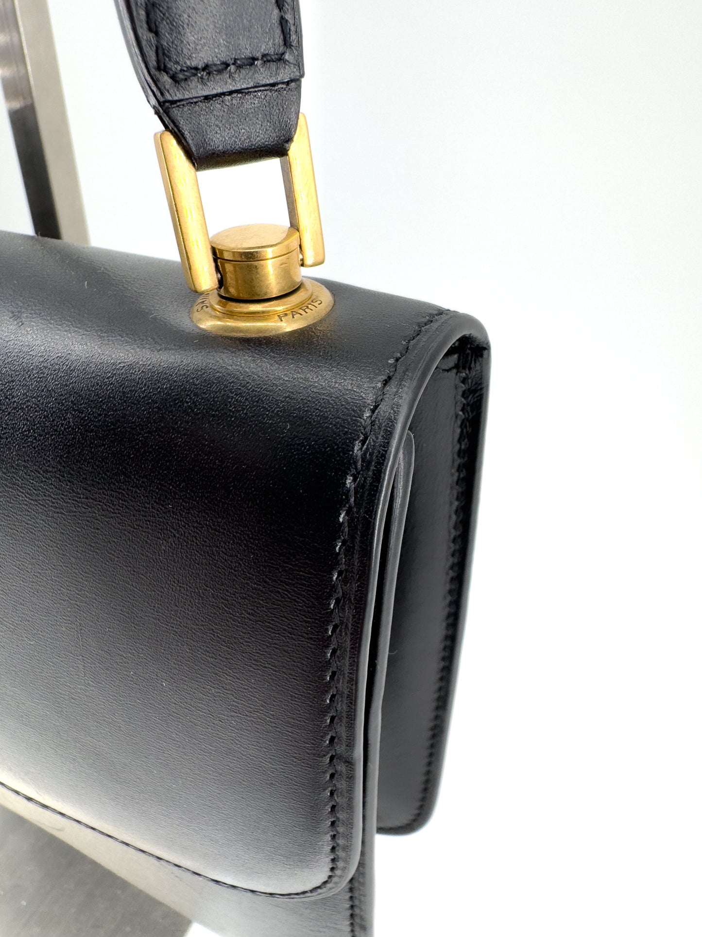 Sac Bandoulière Saint Laurent « Le Carré Satchel » en Cuir Noir — Élégance Architecturale et Intemporalité Parisienne