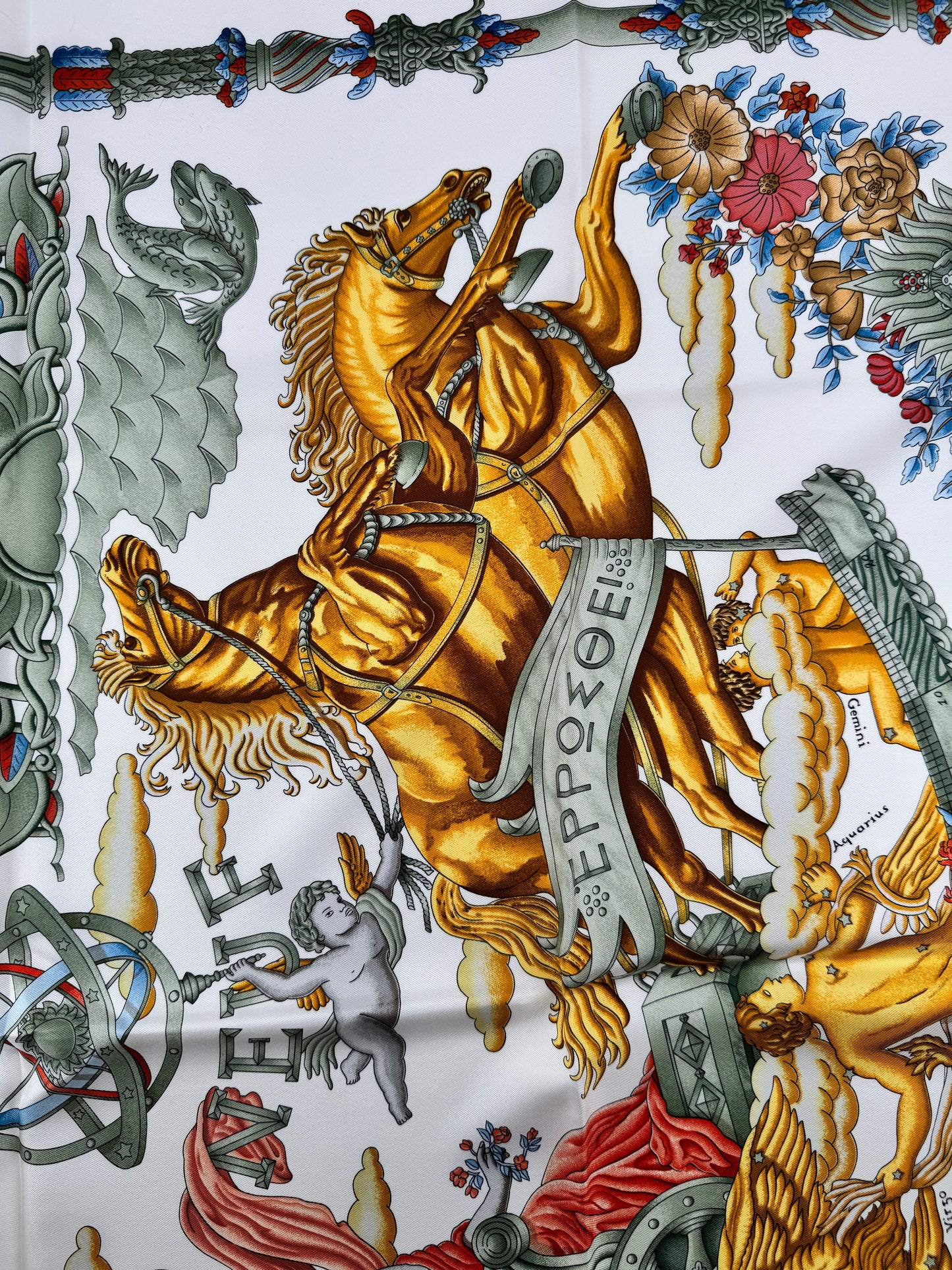 Carré Hermès en soie « Le Matin Neuf » – Éclat mythologique et raffinement intemporel