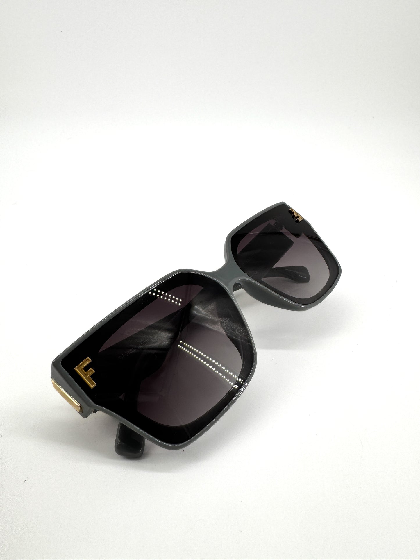 Lunettes de soleil Fendi FE40097 – Élégance architecturale et audace contemporaine