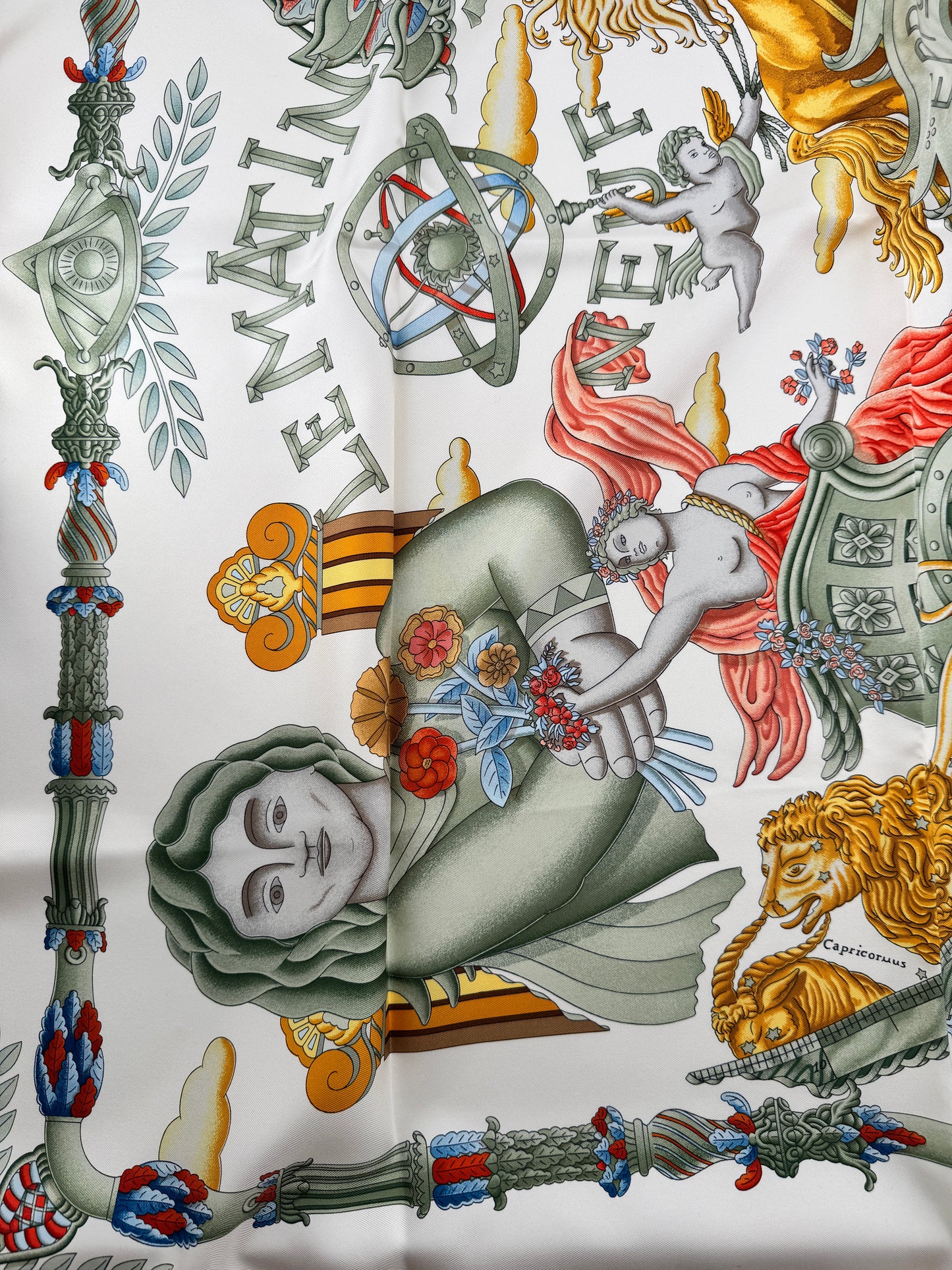 Carré Hermès en soie « Le Matin Neuf » – Éclat mythologique et raffinement intemporel