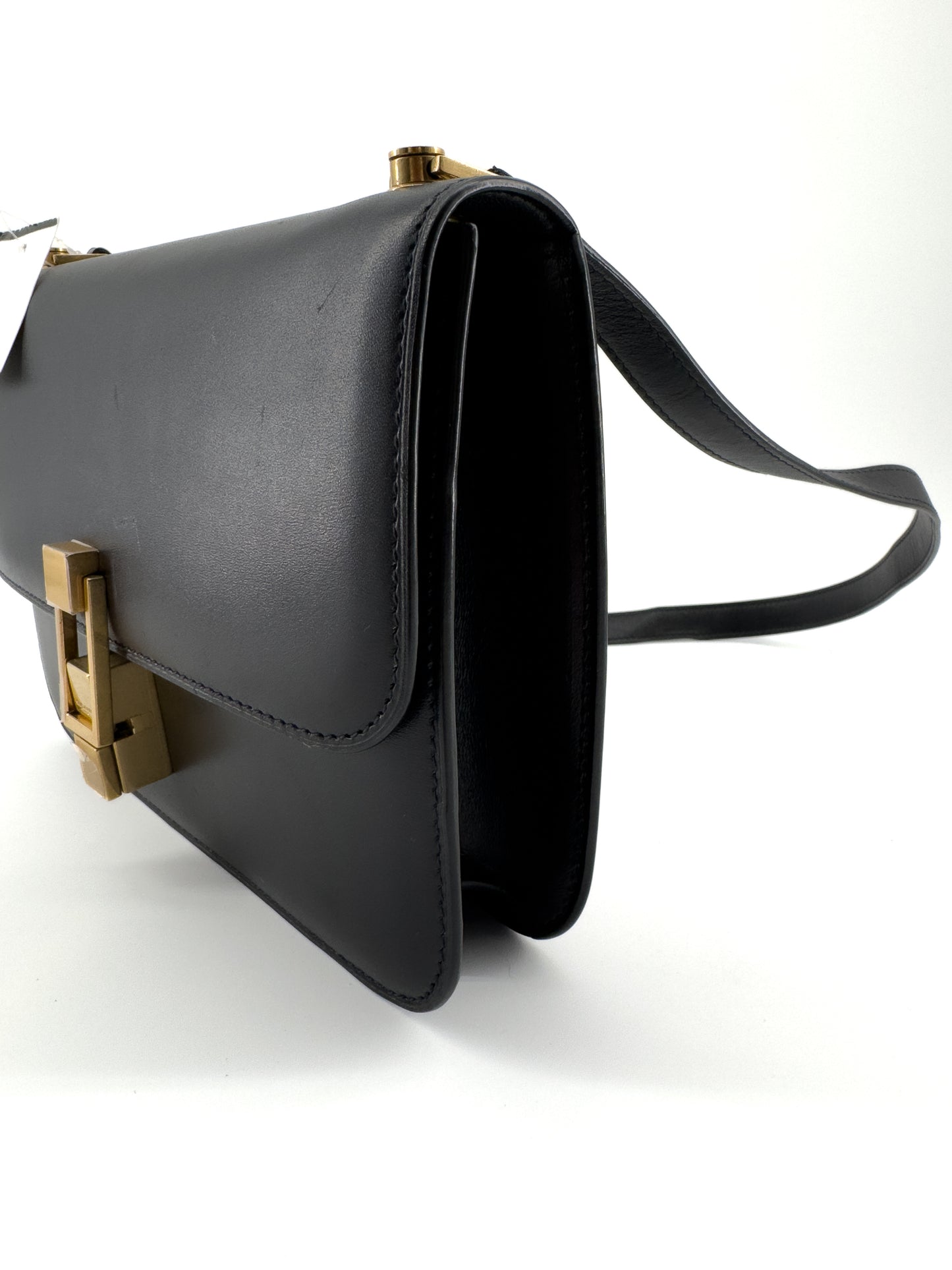 Sac Bandoulière Saint Laurent « Le Carré Satchel » en Cuir Noir — Élégance Architecturale et Intemporalité Parisienne
