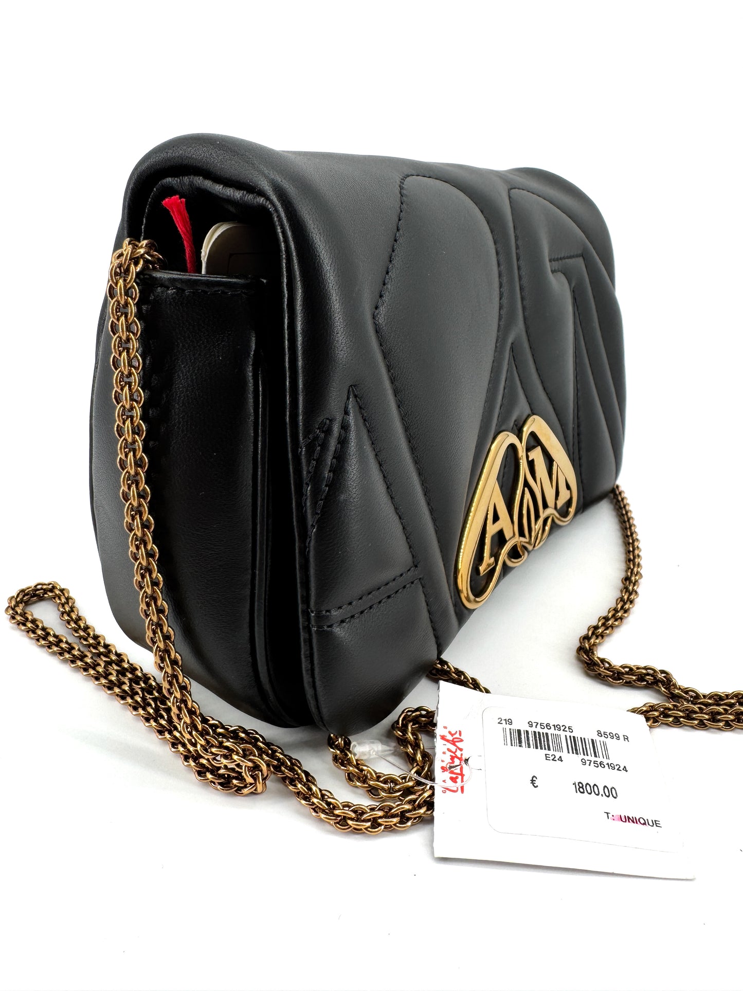 Sac Alexander McQueen “The Seal” en cuir d’agneau matelassé noir avec logo doré – Icône contemporaine de la maroquinerie de luxe