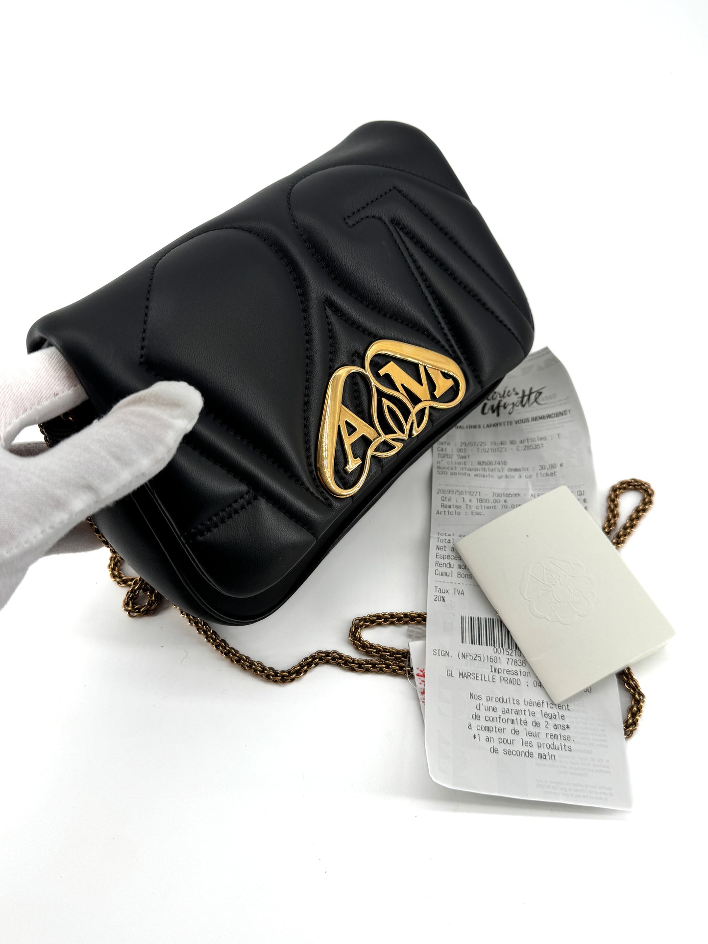 Sac Alexander McQueen “The Seal” en cuir d’agneau matelassé noir avec logo doré – Icône contemporaine de la maroquinerie de luxe