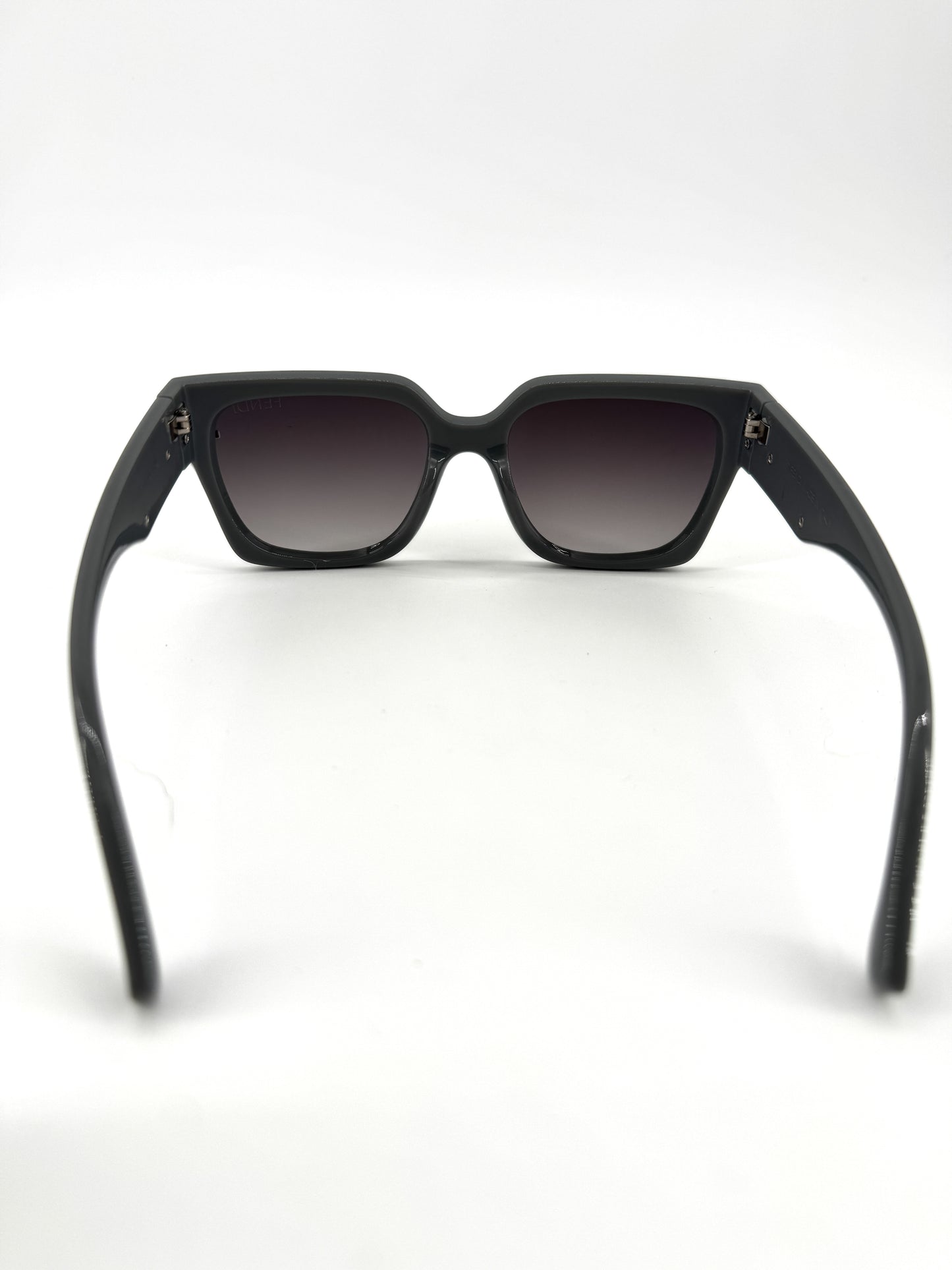Lunettes de soleil Fendi FE40097 – Élégance architecturale et audace contemporaine