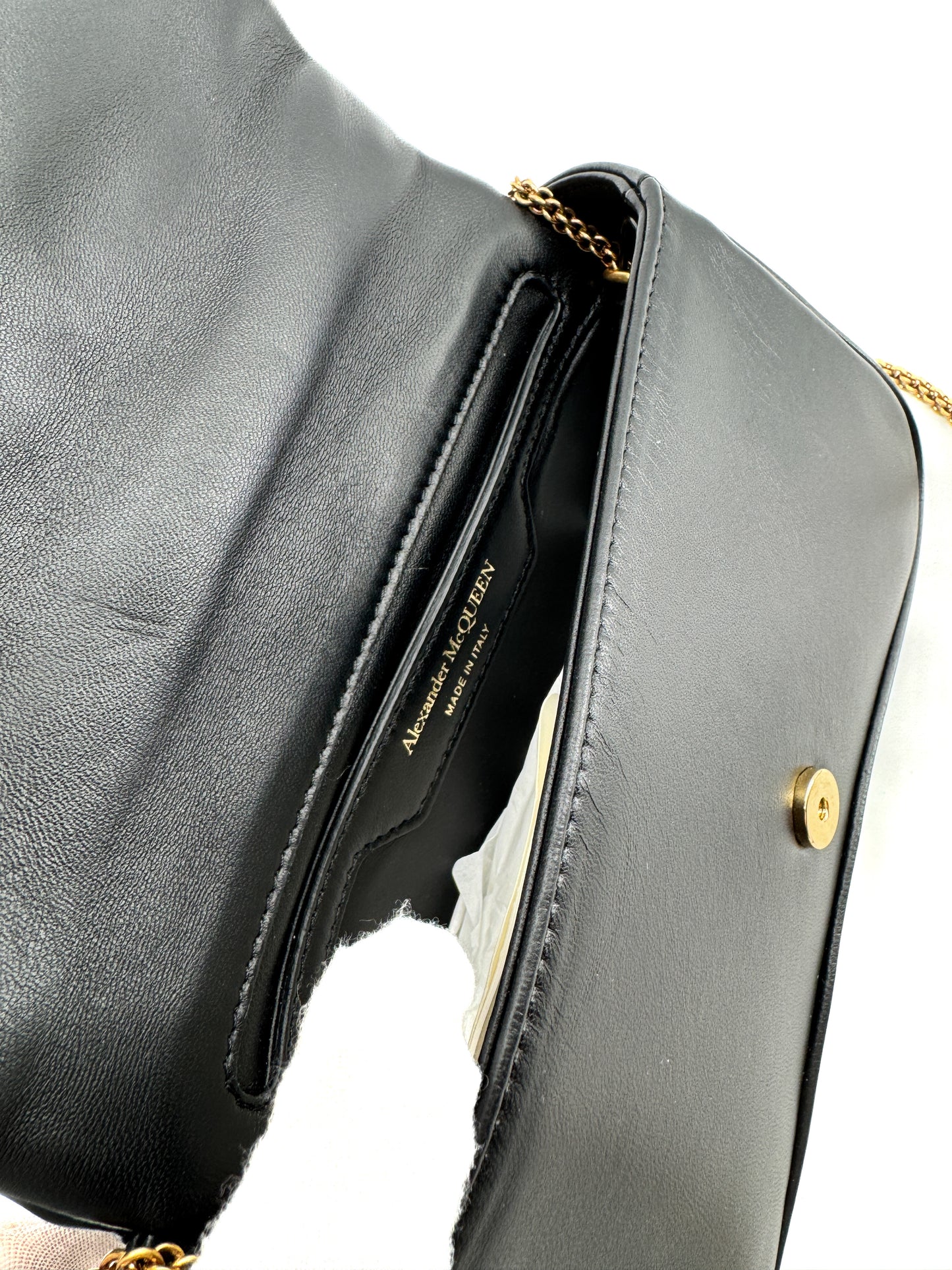 Sac Alexander McQueen “The Seal” en cuir d’agneau matelassé noir avec logo doré – Icône contemporaine de la maroquinerie de luxe