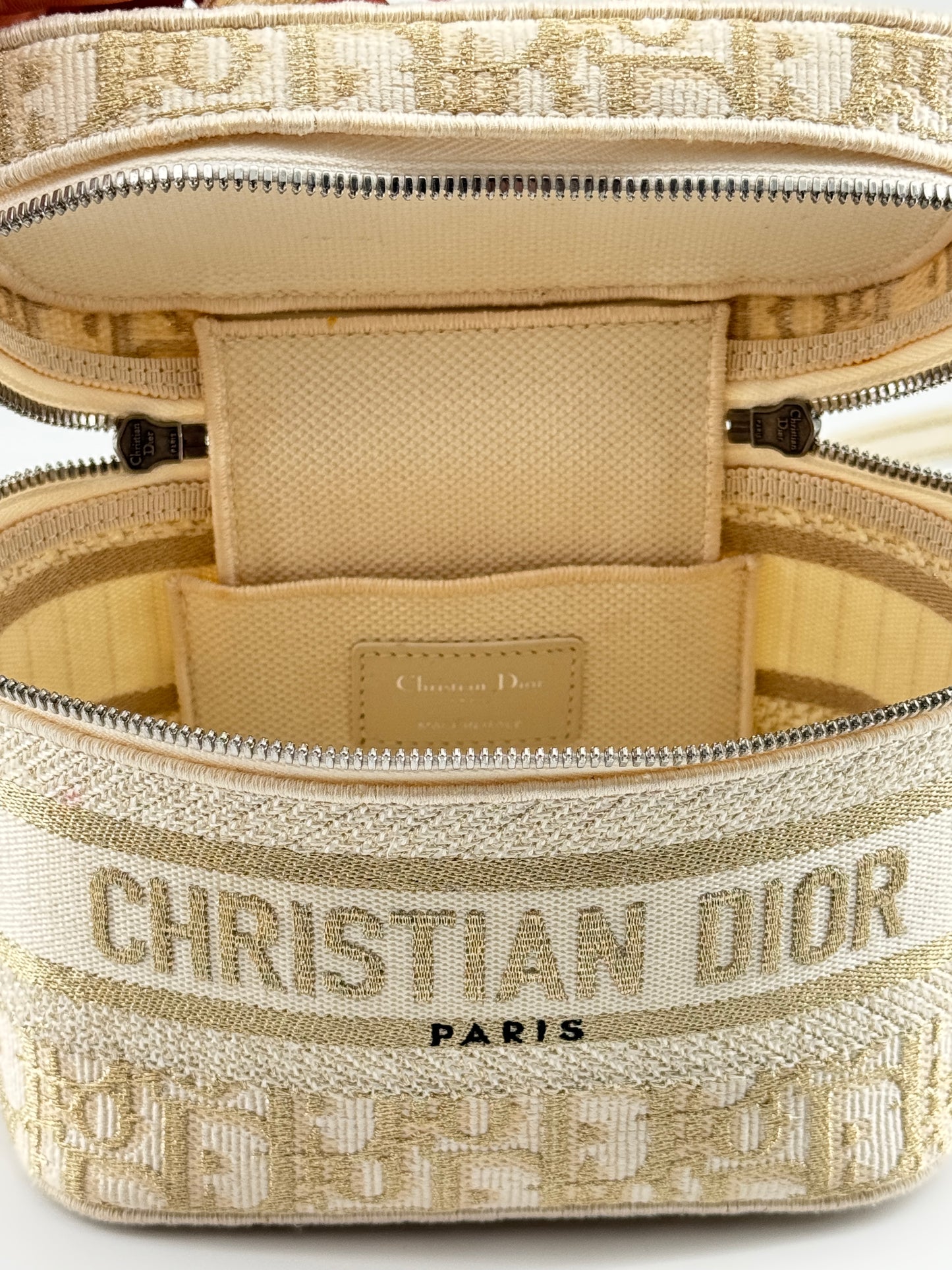 Sac Vanity Christian Dior – Toile Tissée Blanche et Dorée – Élégance Contemporaine et Raffinement Haute Couture