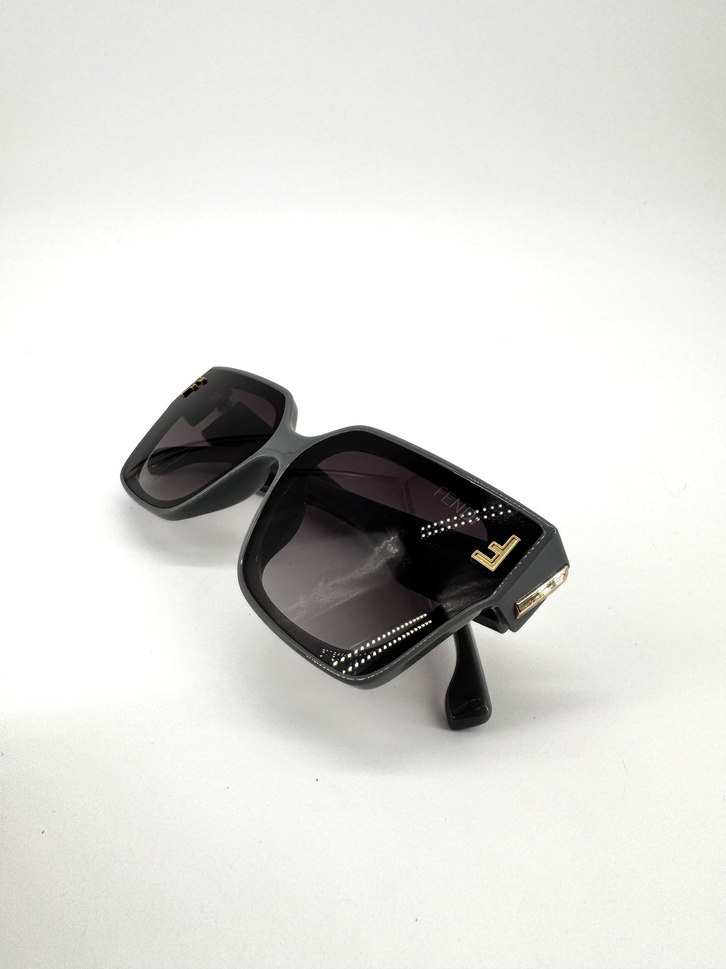 Lunettes de soleil Fendi FE40097 – Élégance architecturale et audace contemporaine