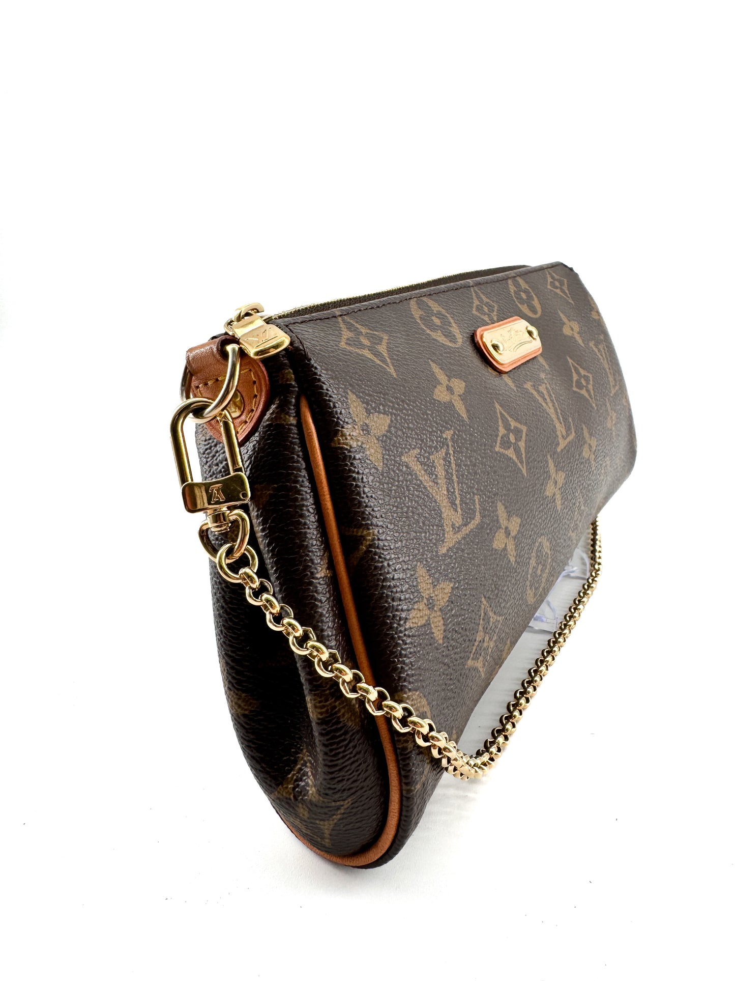 LOUIS VUITTON EVA MONOGRAM – Pochette en toile enduite avec chaîne dorée et bandoulière cuir