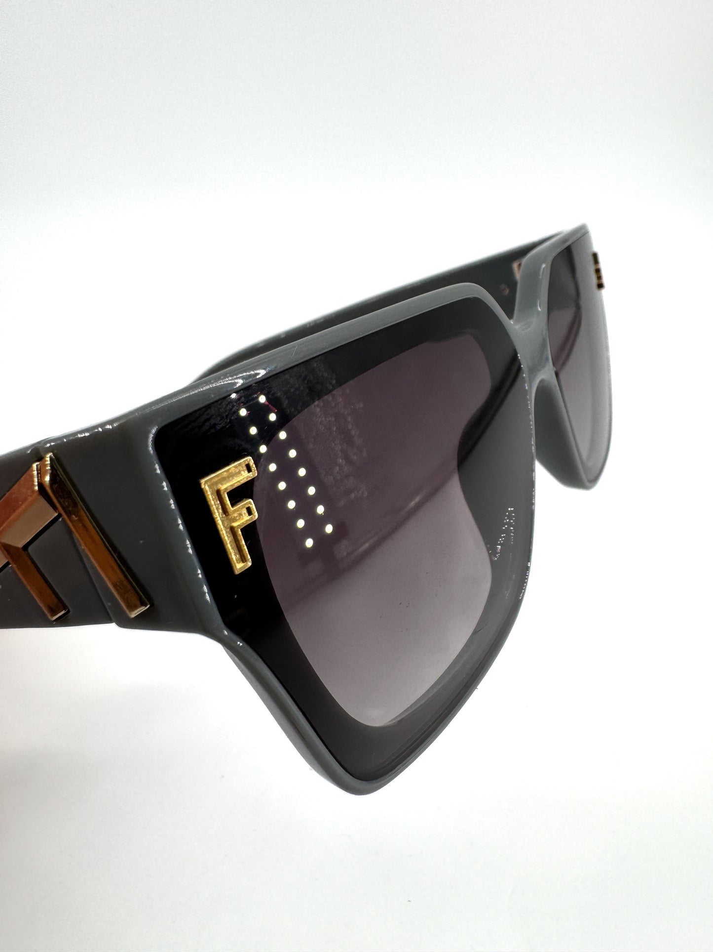 Lunettes de soleil Fendi FE40097 – Élégance architecturale et audace contemporaine