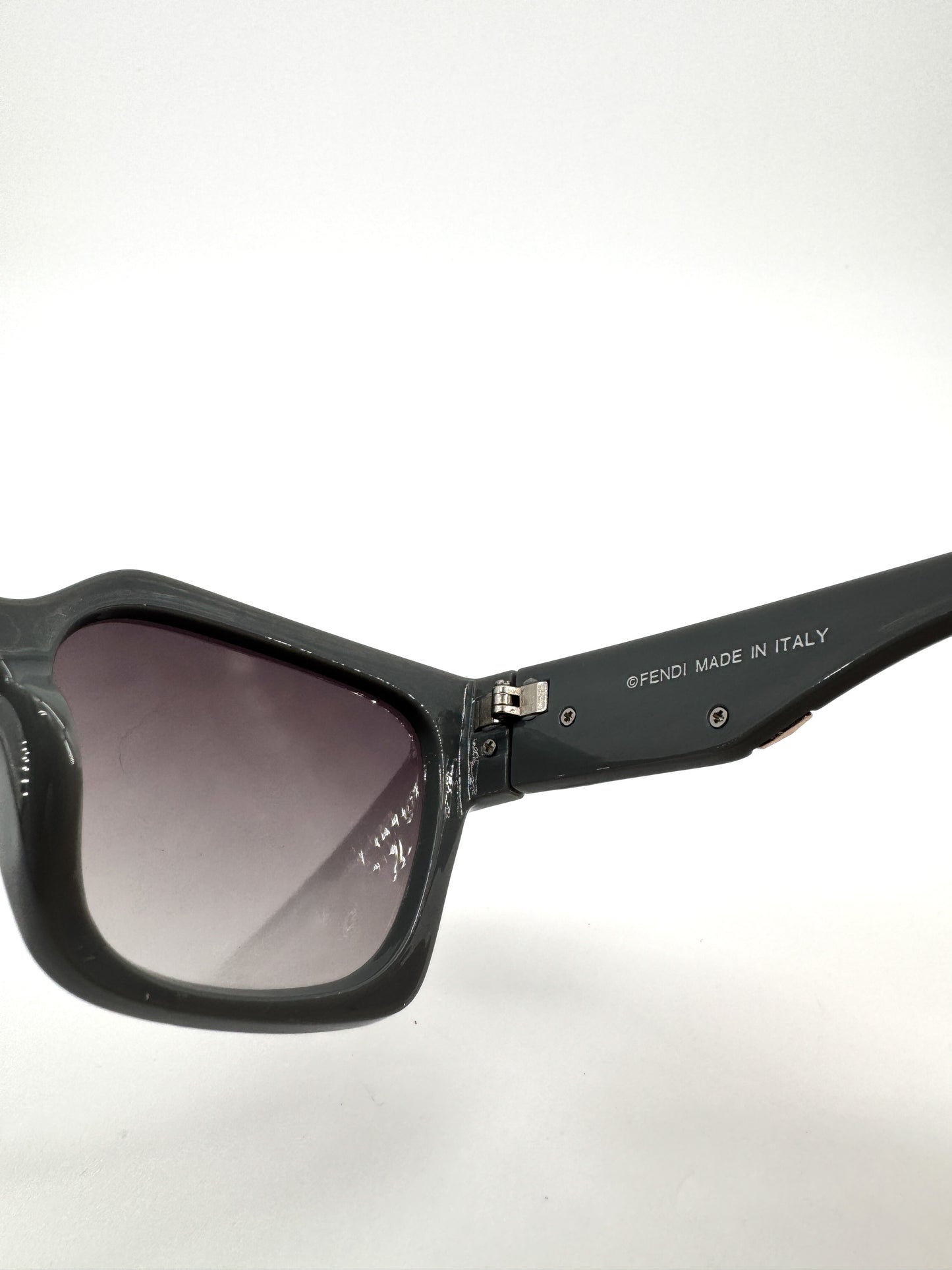 Lunettes de soleil Fendi FE40097 – Élégance architecturale et audace contemporaine