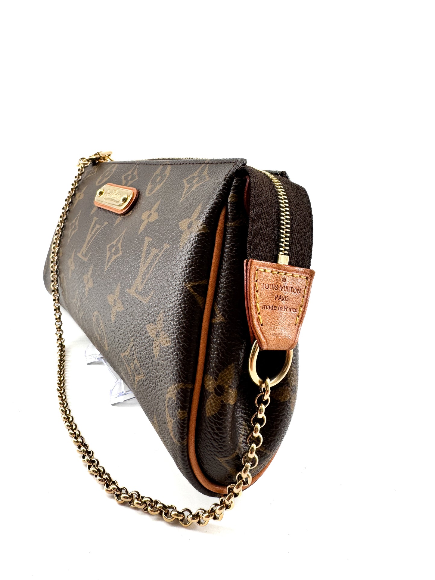 LOUIS VUITTON EVA MONOGRAM – Pochette en toile enduite avec chaîne dorée et bandoulière cuir