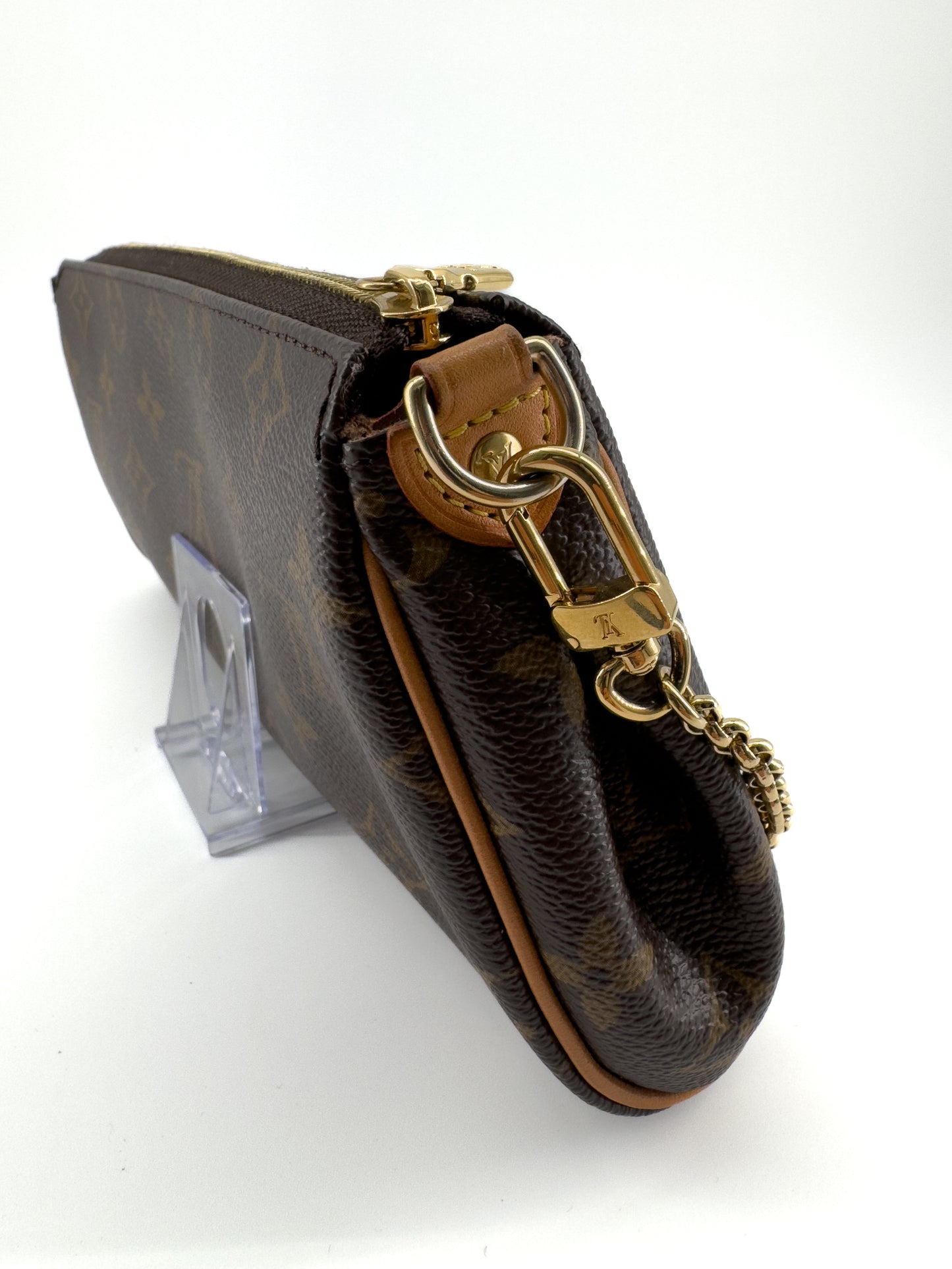 LOUIS VUITTON EVA MONOGRAM – Pochette en toile enduite avec chaîne dorée et bandoulière cuir