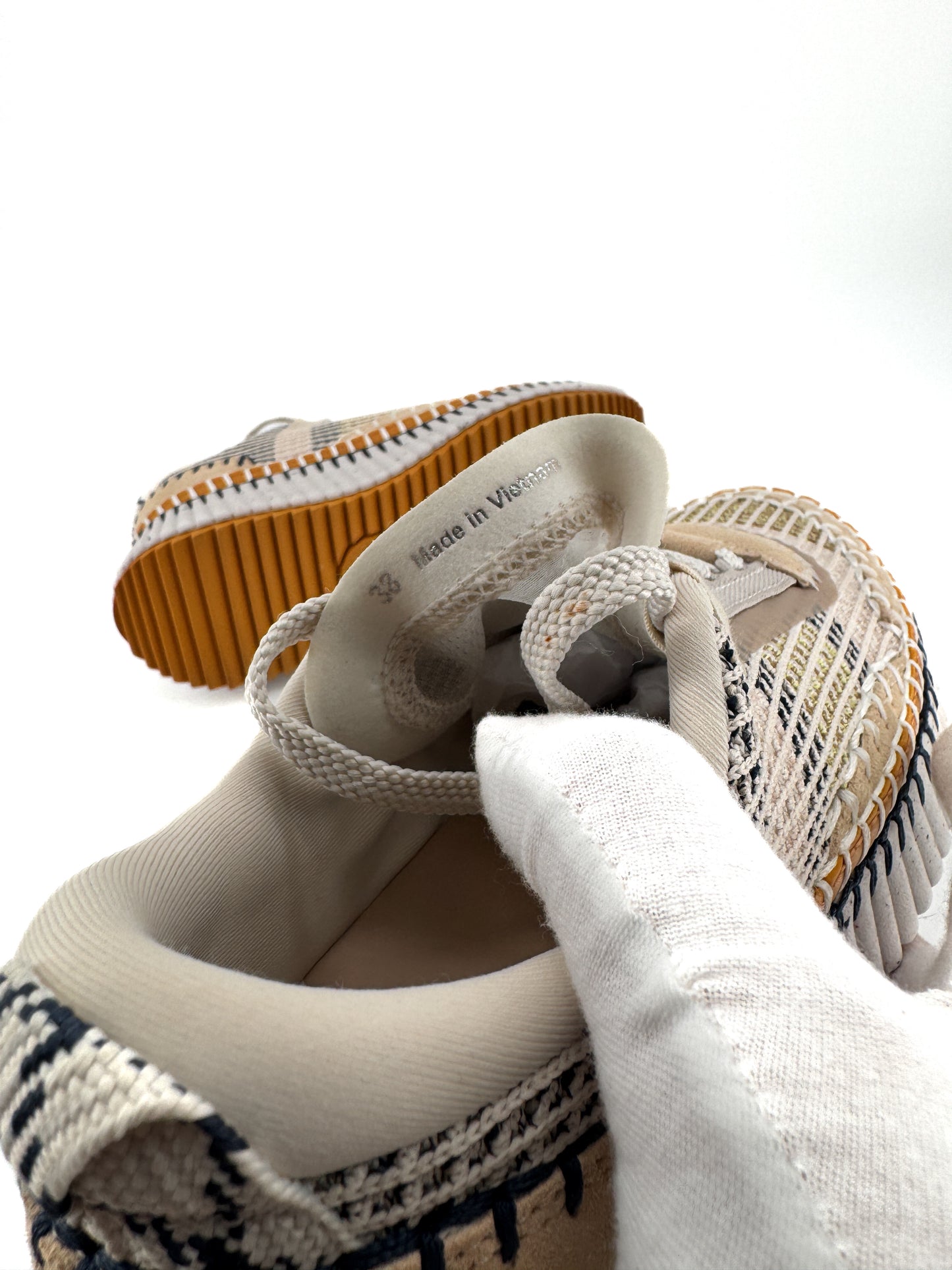 Chloé Nama Sneaker Biscotti Beige – L’alliance du raffinement durable et du design contemporain
