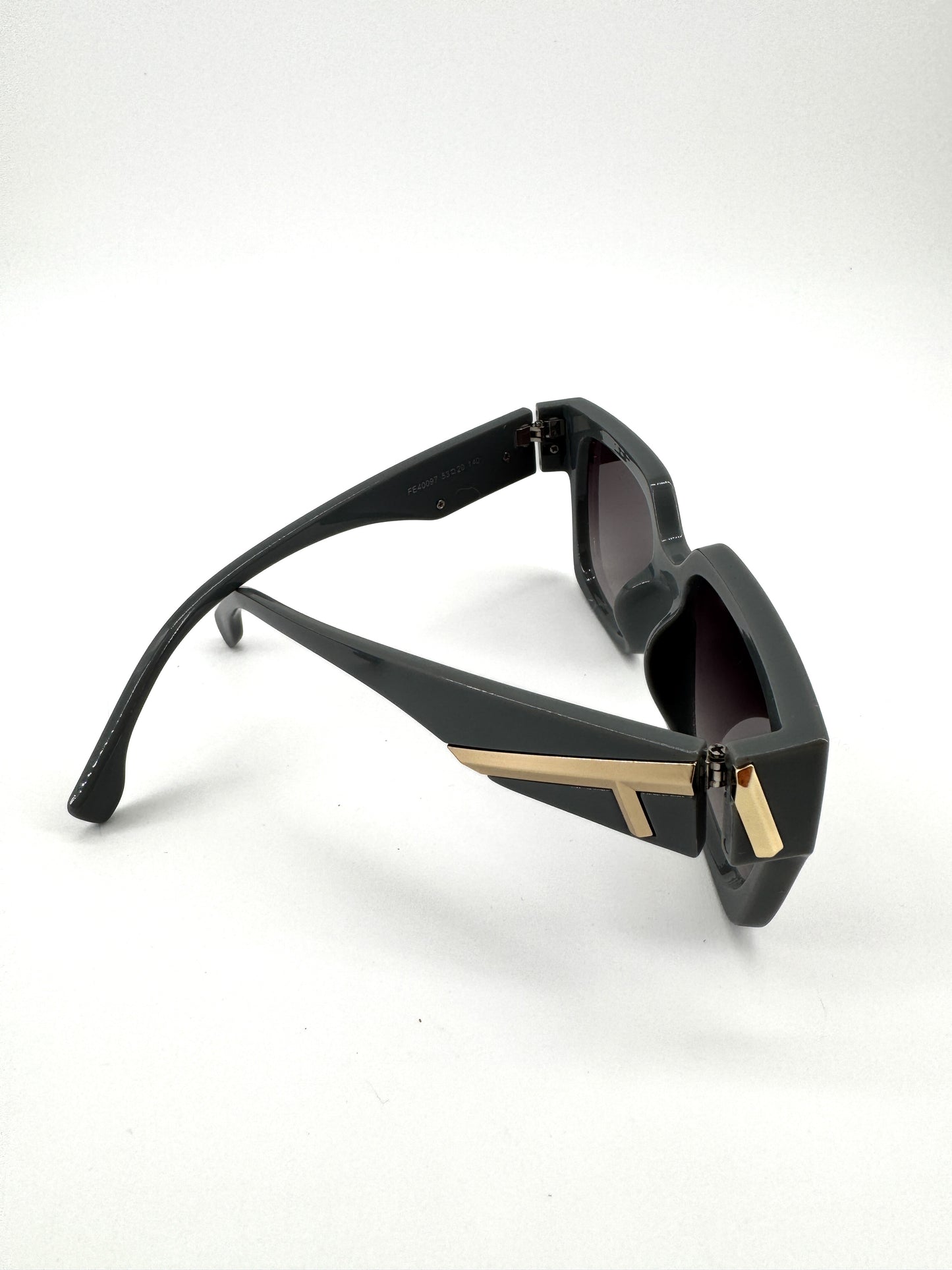 Lunettes de soleil Fendi FE40097 – Élégance architecturale et audace contemporaine