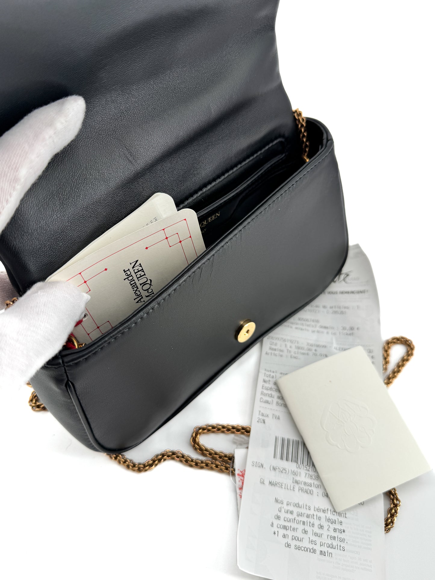 Sac Alexander McQueen “The Seal” en cuir d’agneau matelassé noir avec logo doré – Icône contemporaine de la maroquinerie de luxe