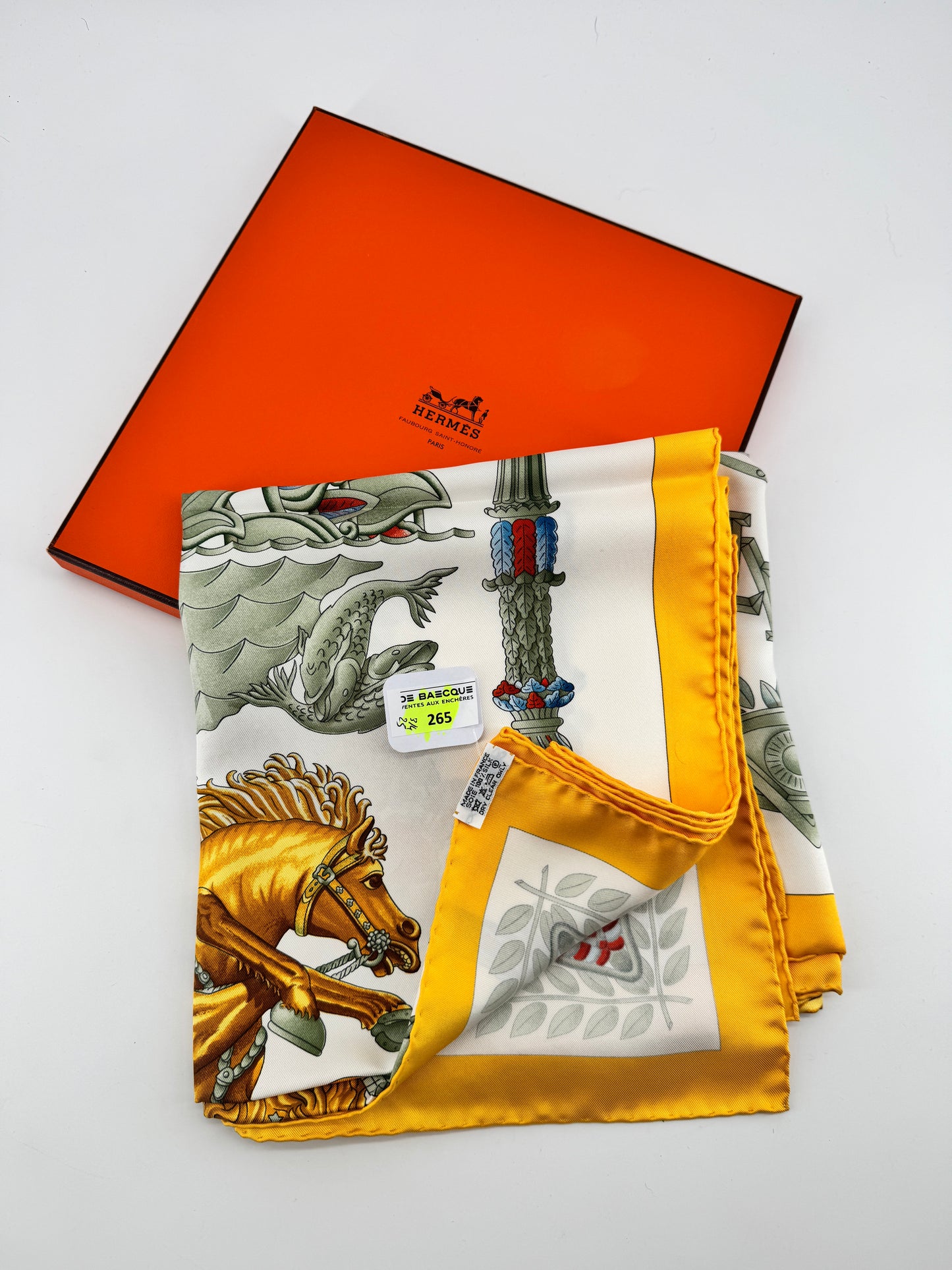 Carré Hermès en soie « Le Matin Neuf » – Éclat mythologique et raffinement intemporel