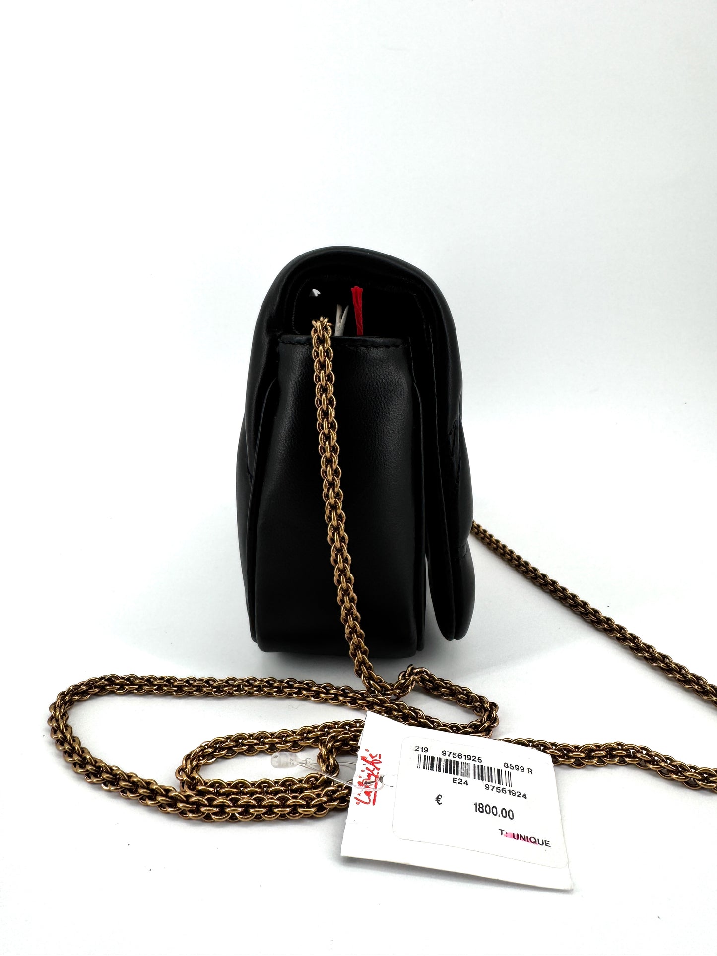 Sac Alexander McQueen “The Seal” en cuir d’agneau matelassé noir avec logo doré – Icône contemporaine de la maroquinerie de luxe
