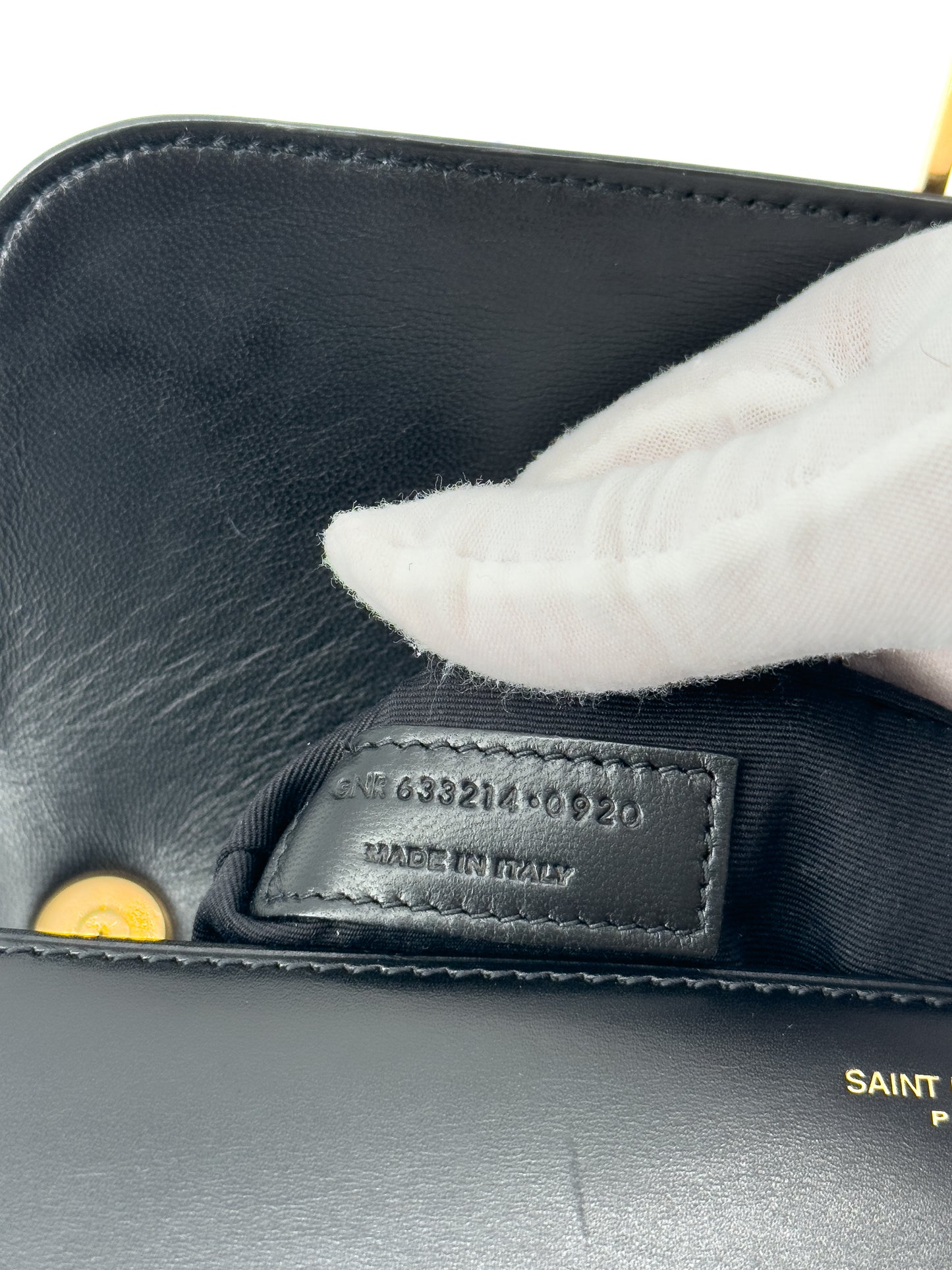 Sac Bandoulière Saint Laurent « Le Carré Satchel » en Cuir Noir — Élégance Architecturale et Intemporalité Parisienne