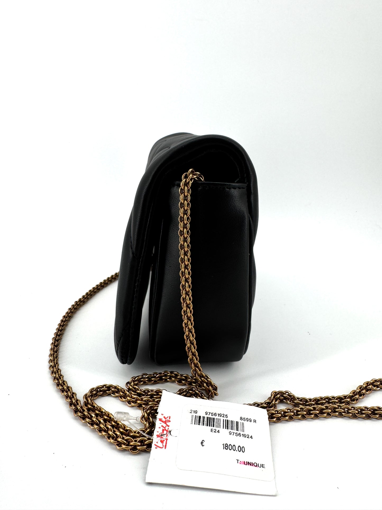 Sac Alexander McQueen “The Seal” en cuir d’agneau matelassé noir avec logo doré – Icône contemporaine de la maroquinerie de luxe