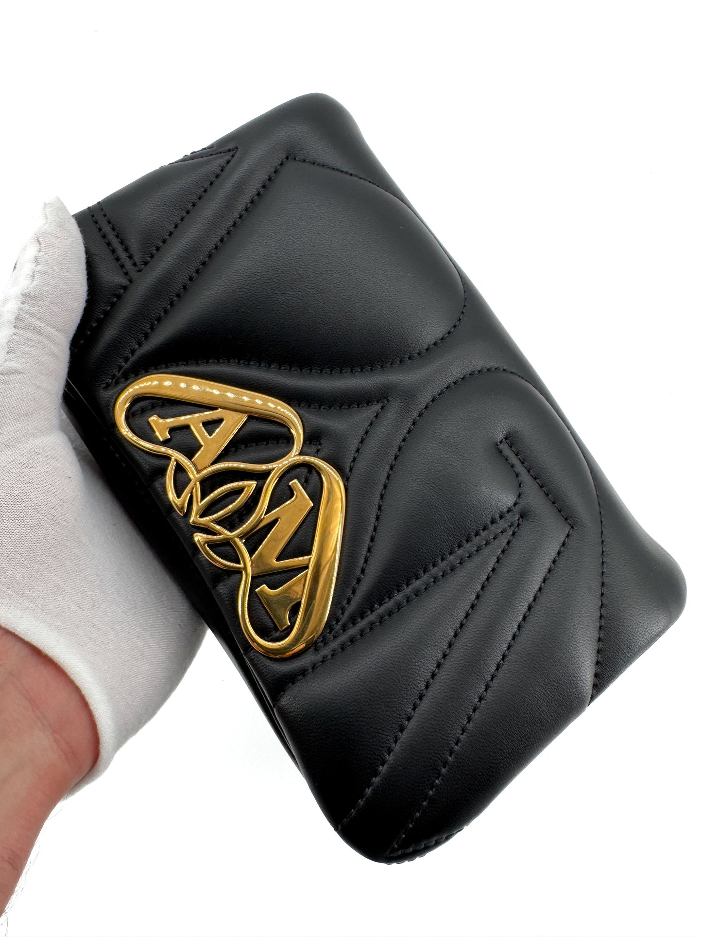 Sac Alexander McQueen “The Seal” en cuir d’agneau matelassé noir avec logo doré – Icône contemporaine de la maroquinerie de luxe