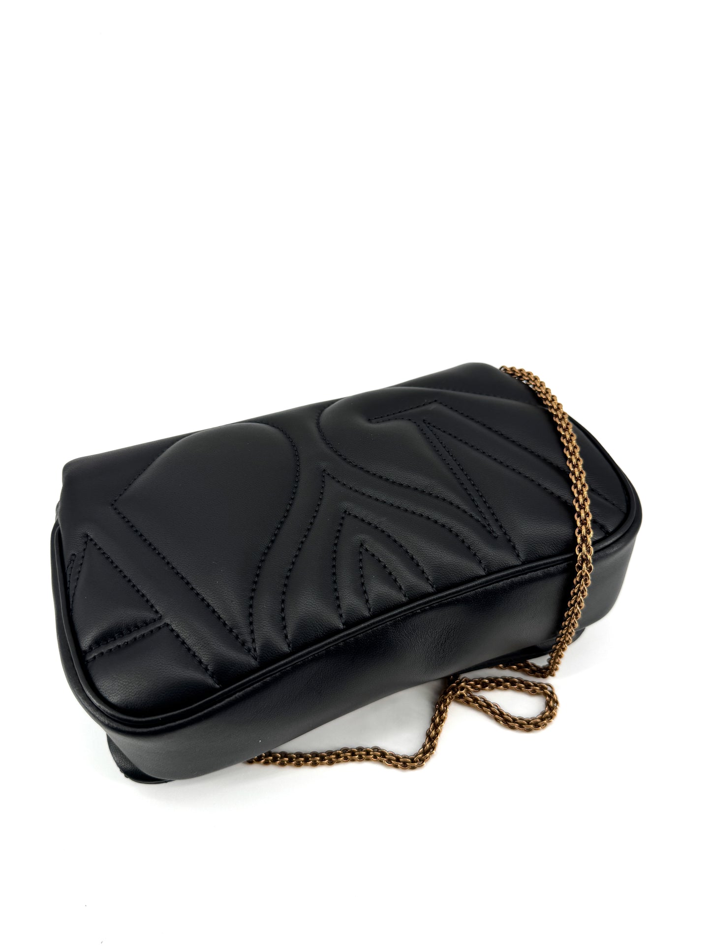 Sac Alexander McQueen “The Seal” en cuir d’agneau matelassé noir avec logo doré – Icône contemporaine de la maroquinerie de luxe