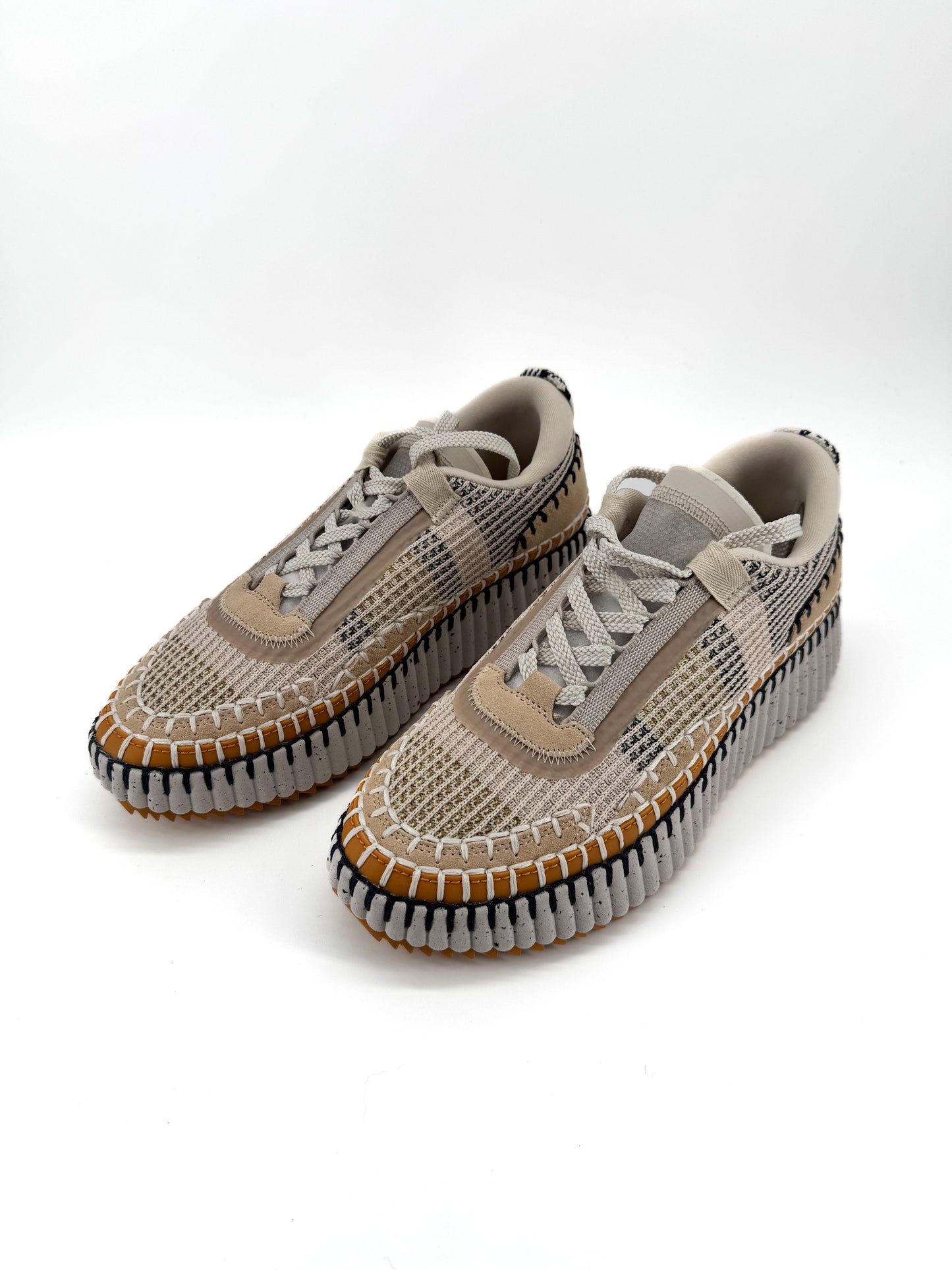 Chloé Nama Sneaker Biscotti Beige – L’alliance du raffinement durable et du design contemporain