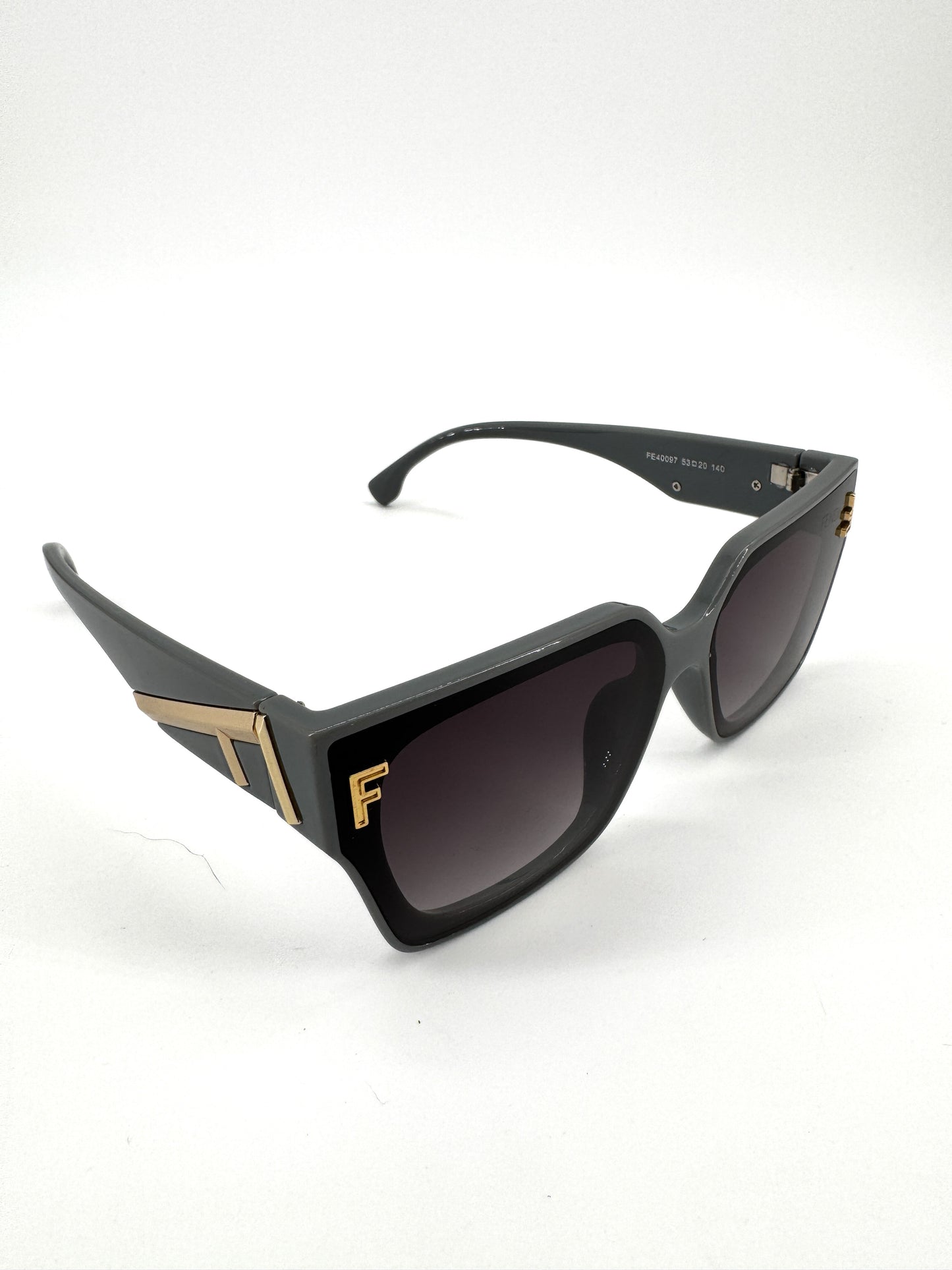 Lunettes de soleil Fendi FE40097 – Élégance architecturale et audace contemporaine