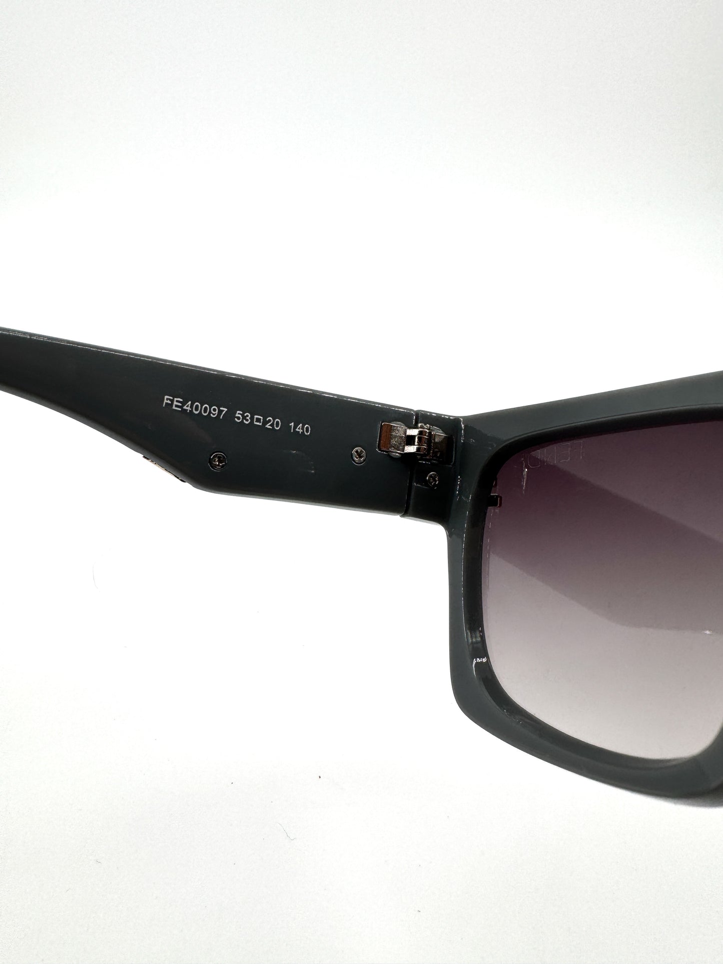 Lunettes de soleil Fendi FE40097 – Élégance architecturale et audace contemporaine