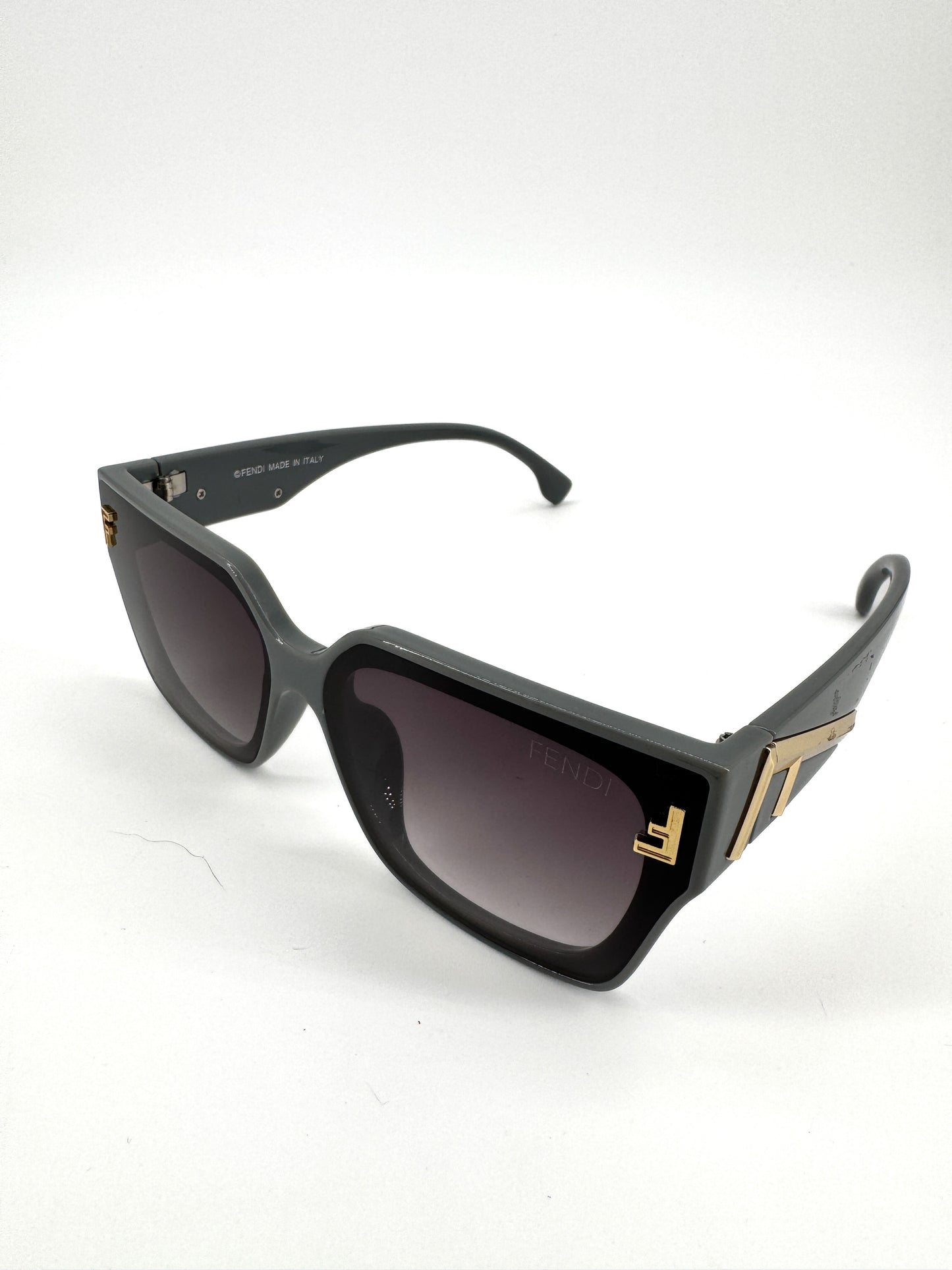Lunettes de soleil Fendi FE40097 – Élégance architecturale et audace contemporaine