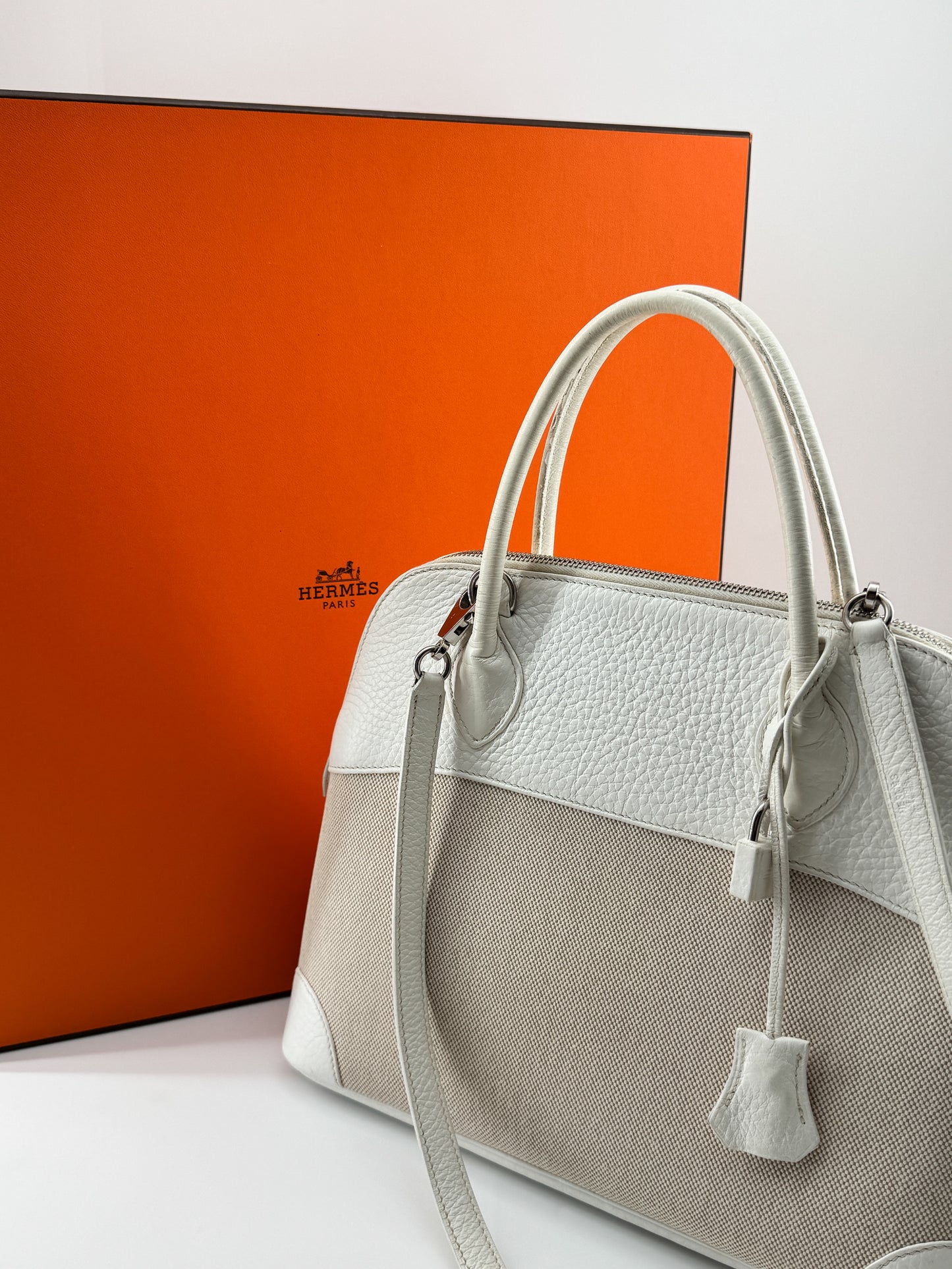 Sac Bolide 30 en cuir taurillon blanc et toile H chinée beige — Élégance intemporelle et distinction fonctionnelle