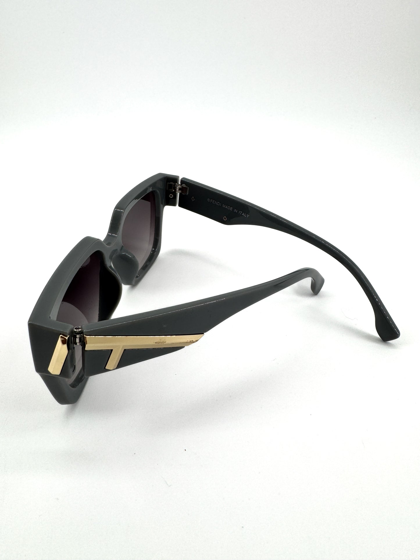 Lunettes de soleil Fendi FE40097 – Élégance architecturale et audace contemporaine