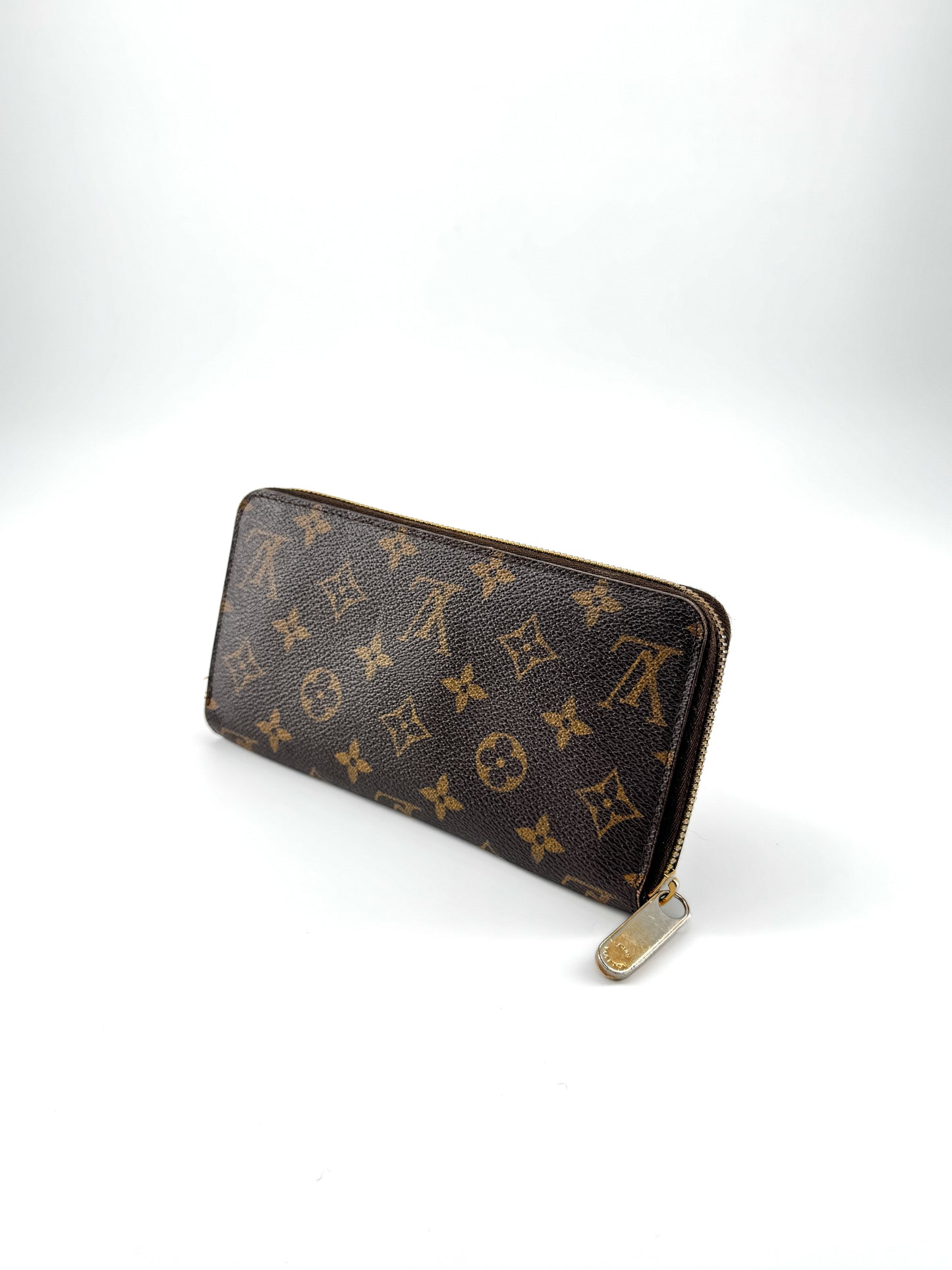 Louis Vuitton Zippy Wallet in Monogram Canvas – Timeless Elegance Meets Modern Functionality