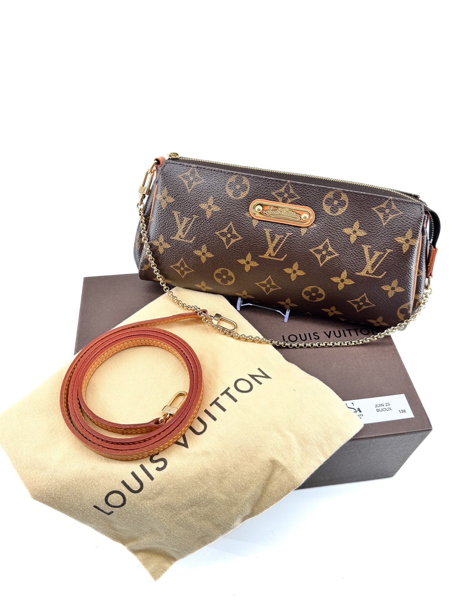 LOUIS VUITTON EVA MONOGRAM – Pochette en toile enduite avec chaîne dorée et bandoulière cuir