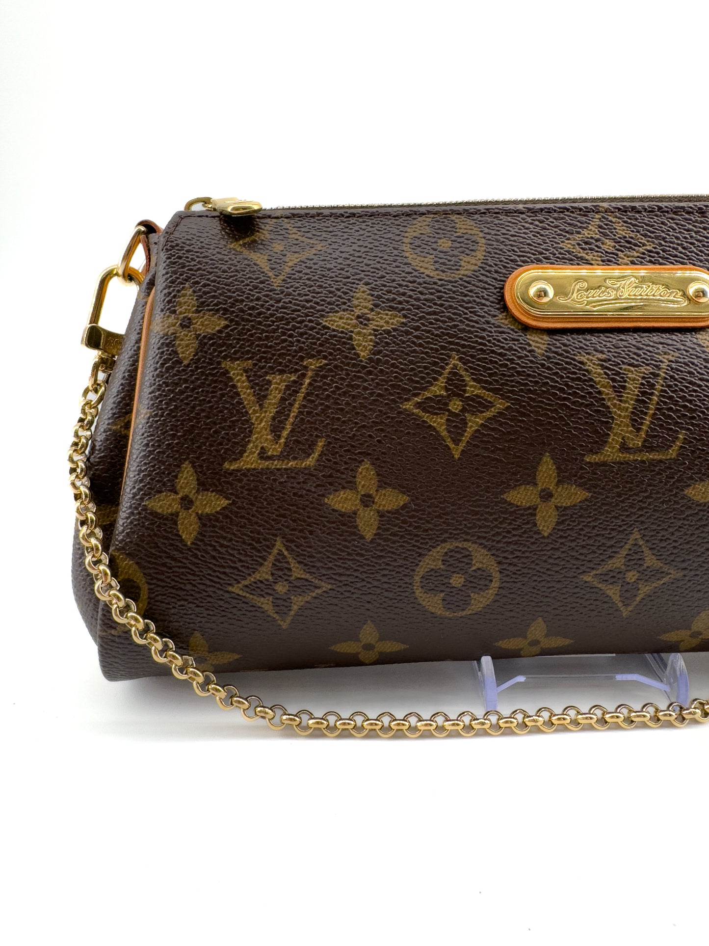 LOUIS VUITTON EVA MONOGRAM – Pochette en toile enduite avec chaîne dorée et bandoulière cuir