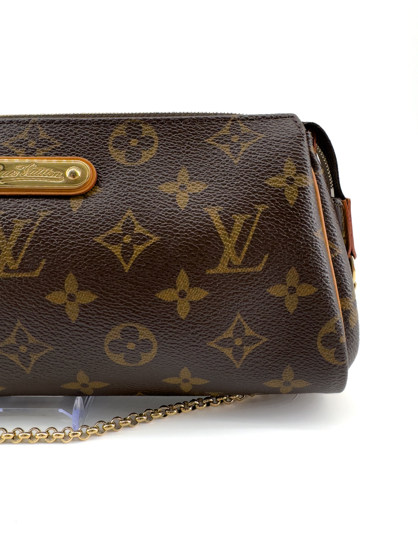 LOUIS VUITTON EVA MONOGRAM – Pochette en toile enduite avec chaîne dorée et bandoulière cuir