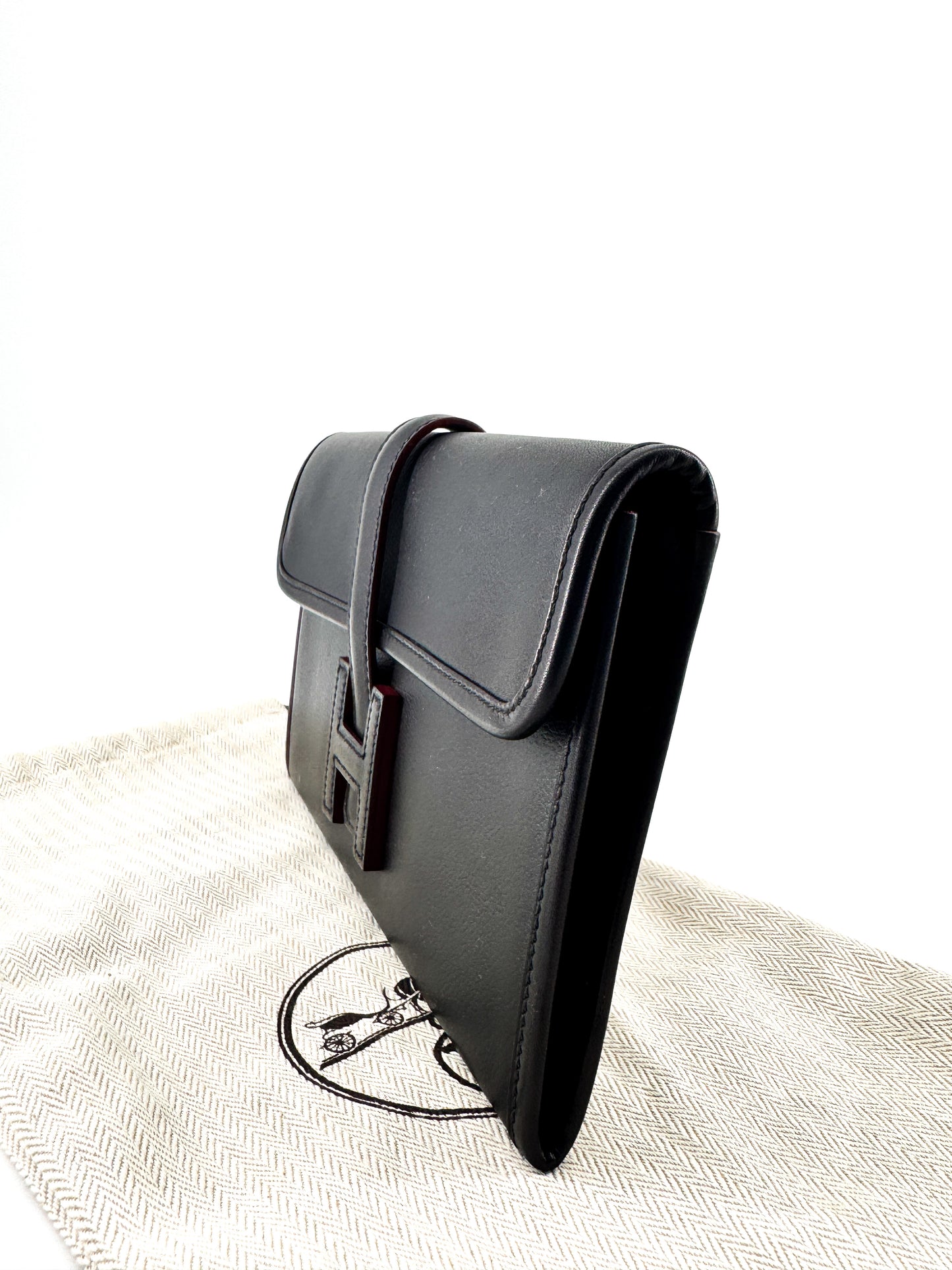 Pochette Hermès Jige en cuir de veau indigo – Finitions bordeaux