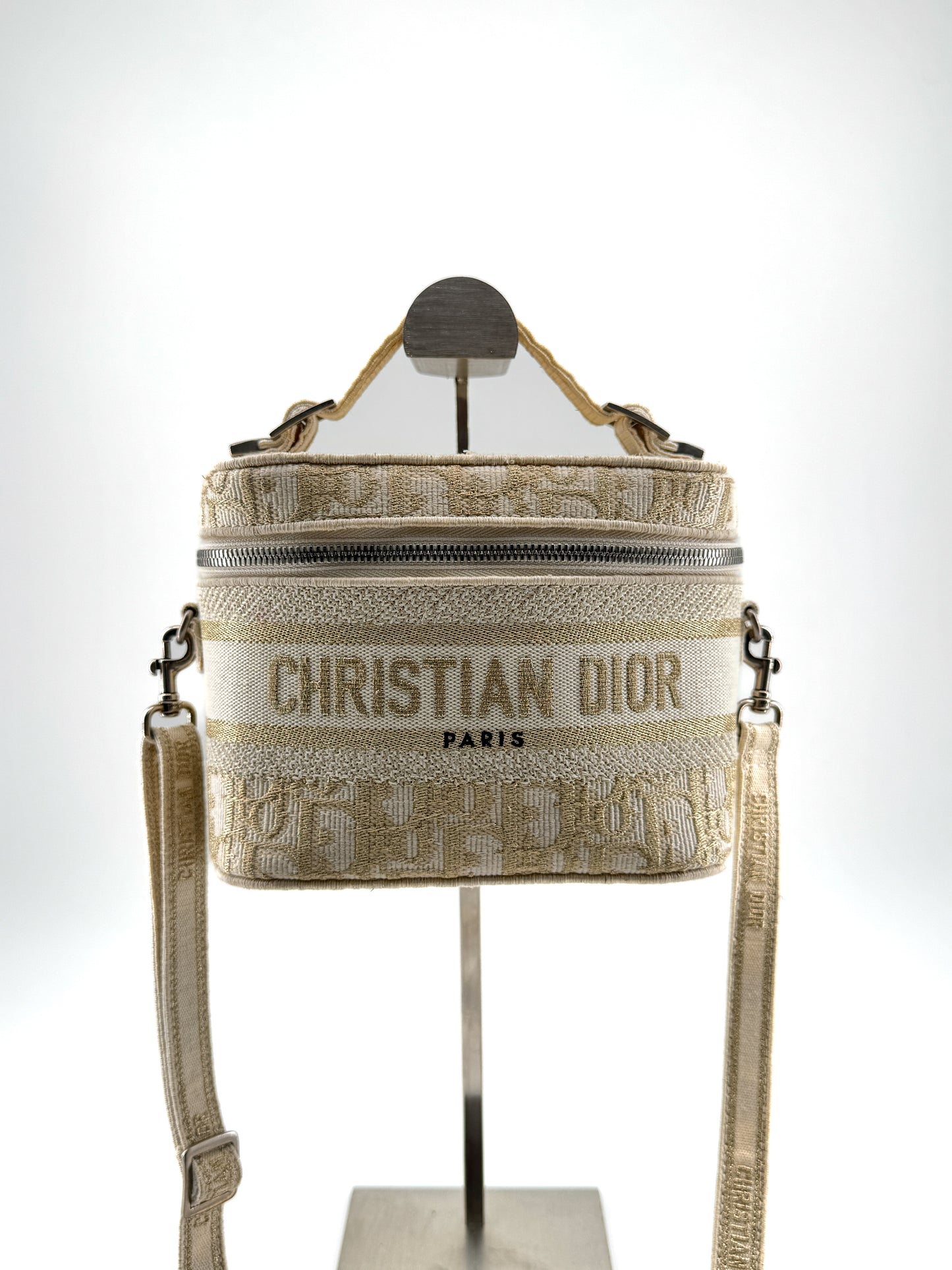 Sac Vanity Christian Dior – Toile Tissée Blanche et Dorée – Élégance Contemporaine et Raffinement Haute Couture
