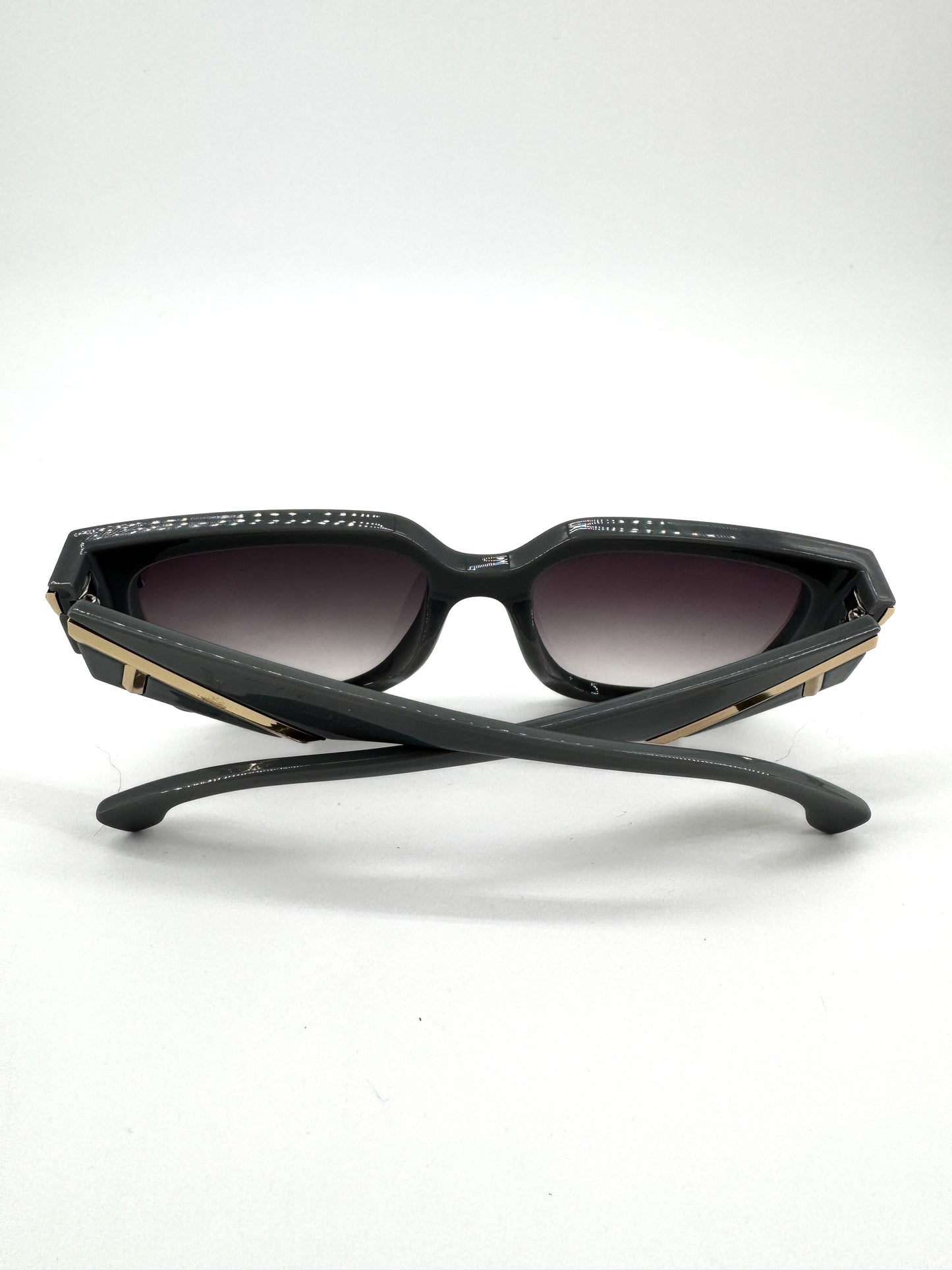 Lunettes de soleil Fendi FE40097 – Élégance architecturale et audace contemporaine