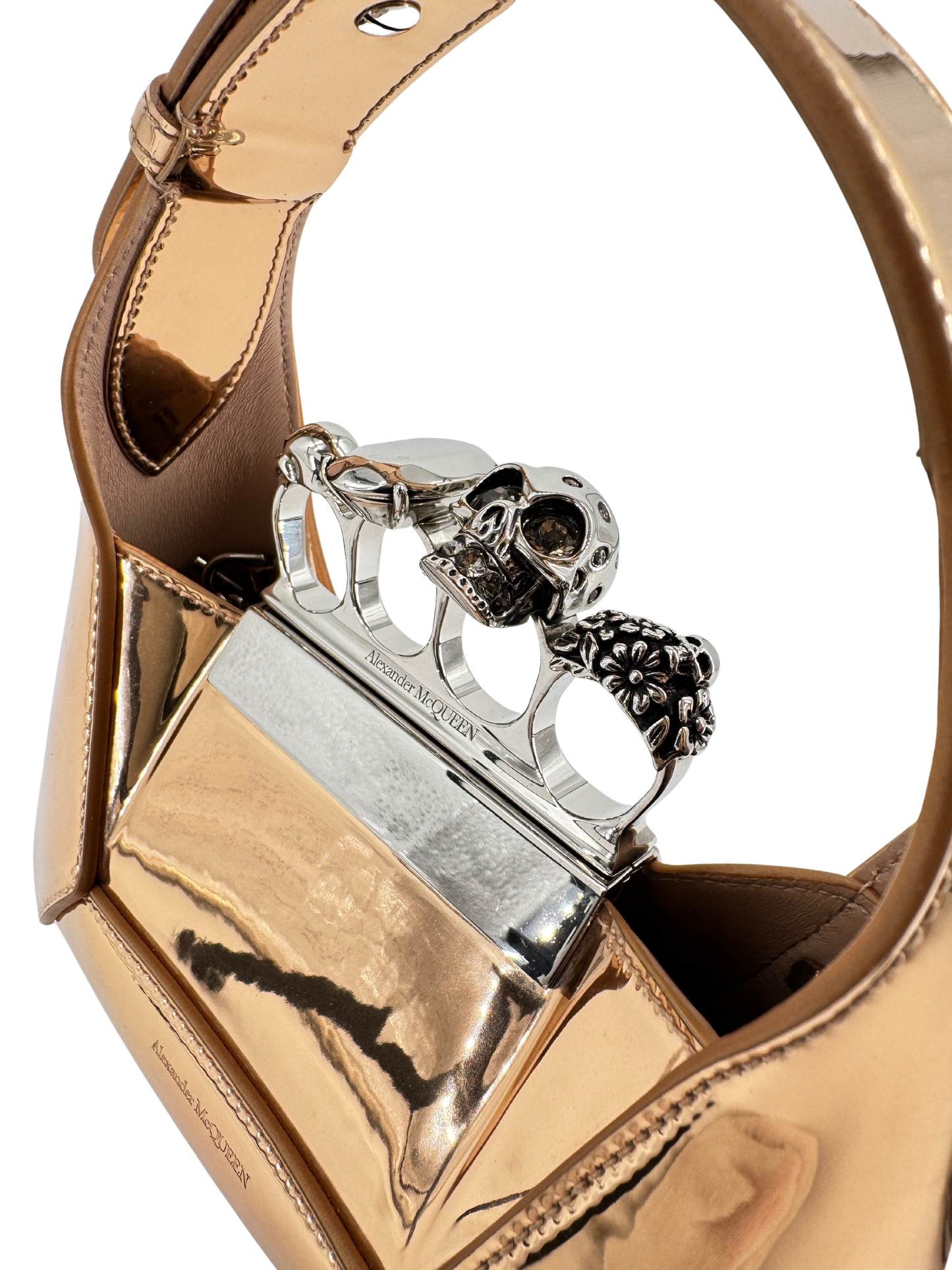 Alexander McQueen – The Jewelled Hobo en cuir miroir doré, poignée bijou “Skull Four Ring” & chaîne