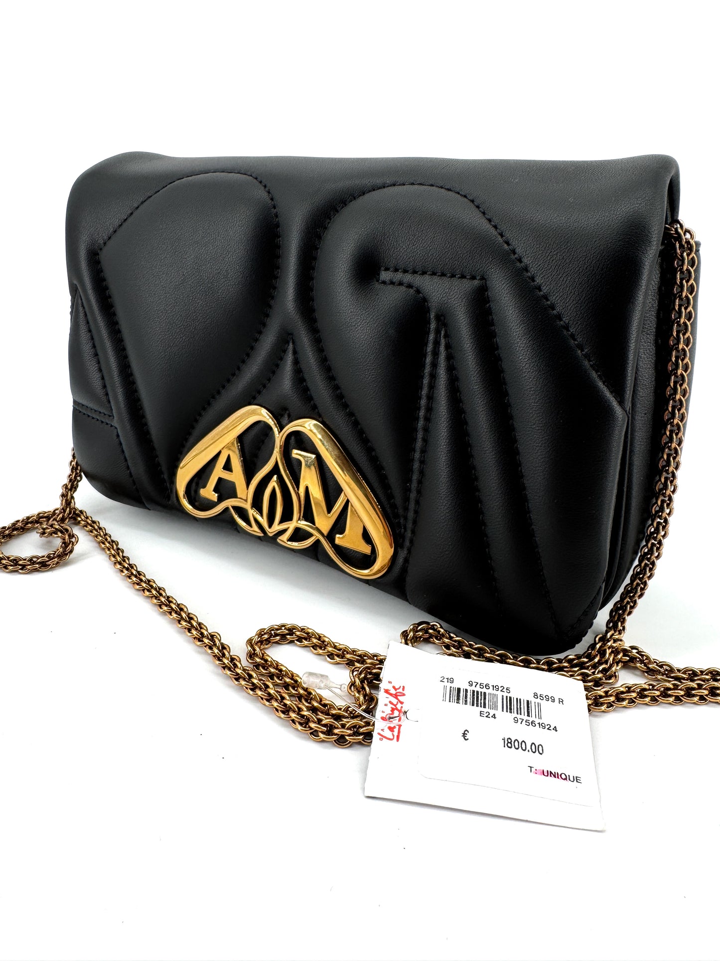 Sac Alexander McQueen “The Seal” en cuir d’agneau matelassé noir avec logo doré – Icône contemporaine de la maroquinerie de luxe